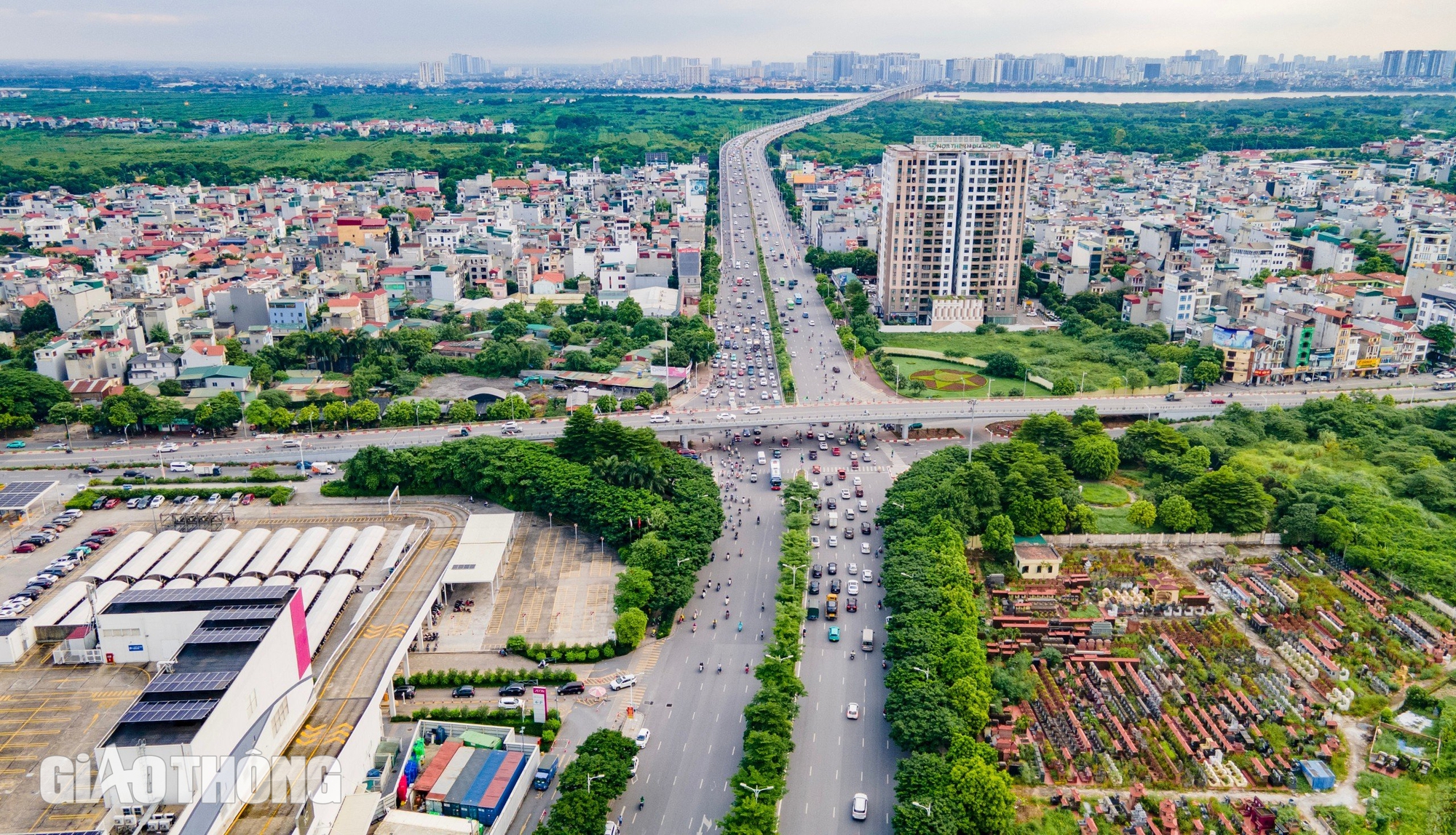 Cận cảnh giao thông tại vị trí sắp làm hầm chui 750 tỷ "chia lửa" cho nút giao Cổ Linh- Ảnh 1.