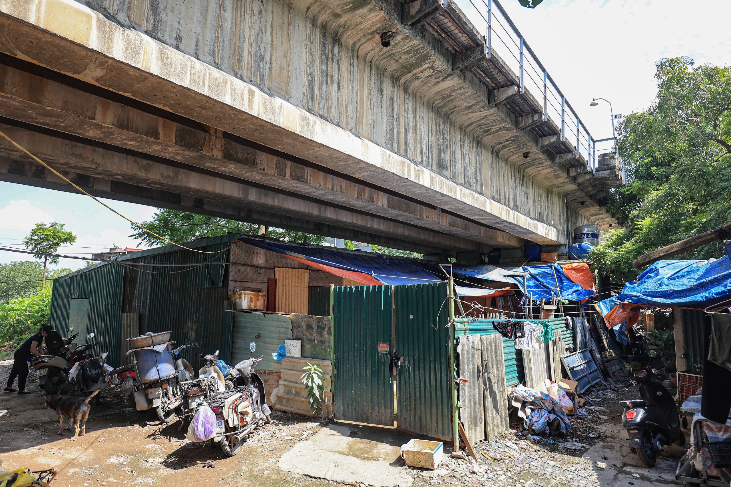 Cục Đường sắt đề nghị Hà Nội giải tỏa công trình trái phép gầm cầu Thăng Long- Ảnh 1.