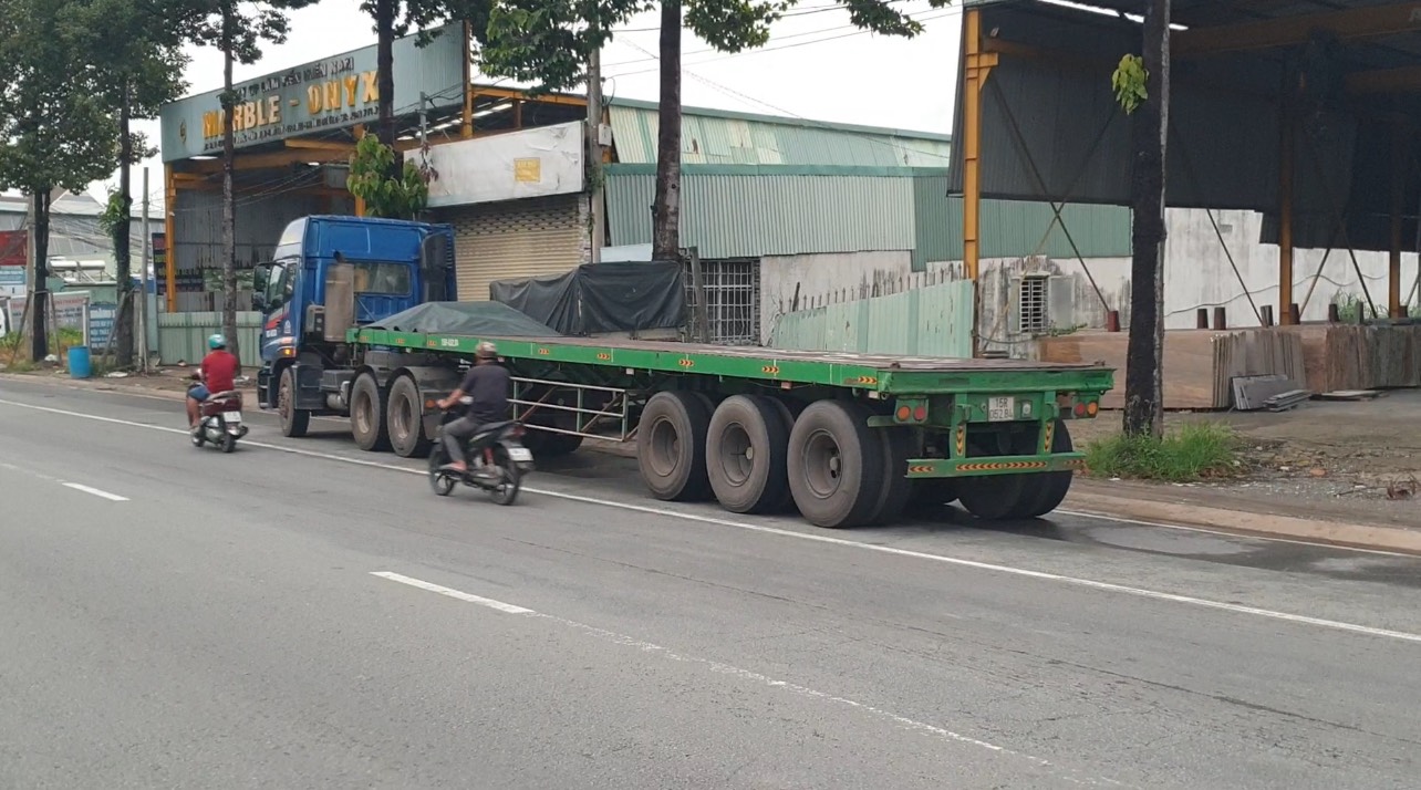 Hai xe máy va chạm, nam thanh niên 
lọt gầm xe container, tử vong thương tâm- Ảnh 2.