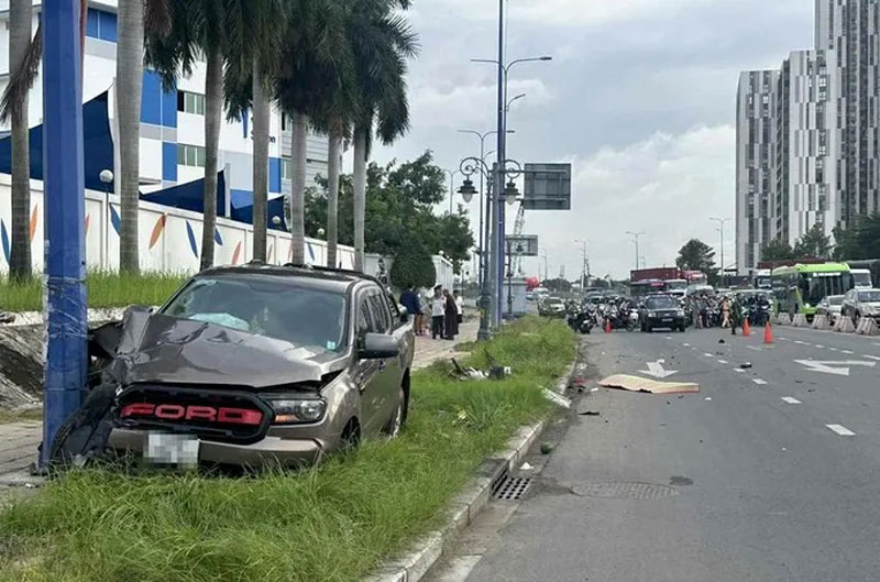 Hiện trường vụ người đàn ông đi xe máy ngược chiều bị ô tô bán tải tông tử vong.