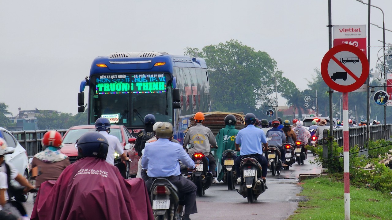 Cấm xe qua cầu Trà Khúc 2: Tài xế lạc đường, giao thông ùn tắc- Ảnh 4.