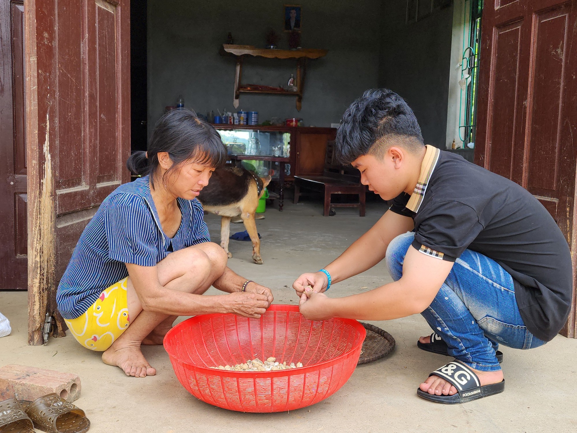 Bạn đọc gửi tiền hỗ trợ cậu bé "gồng gánh mẹ bệnh, anh tai nạn"- Ảnh 1.