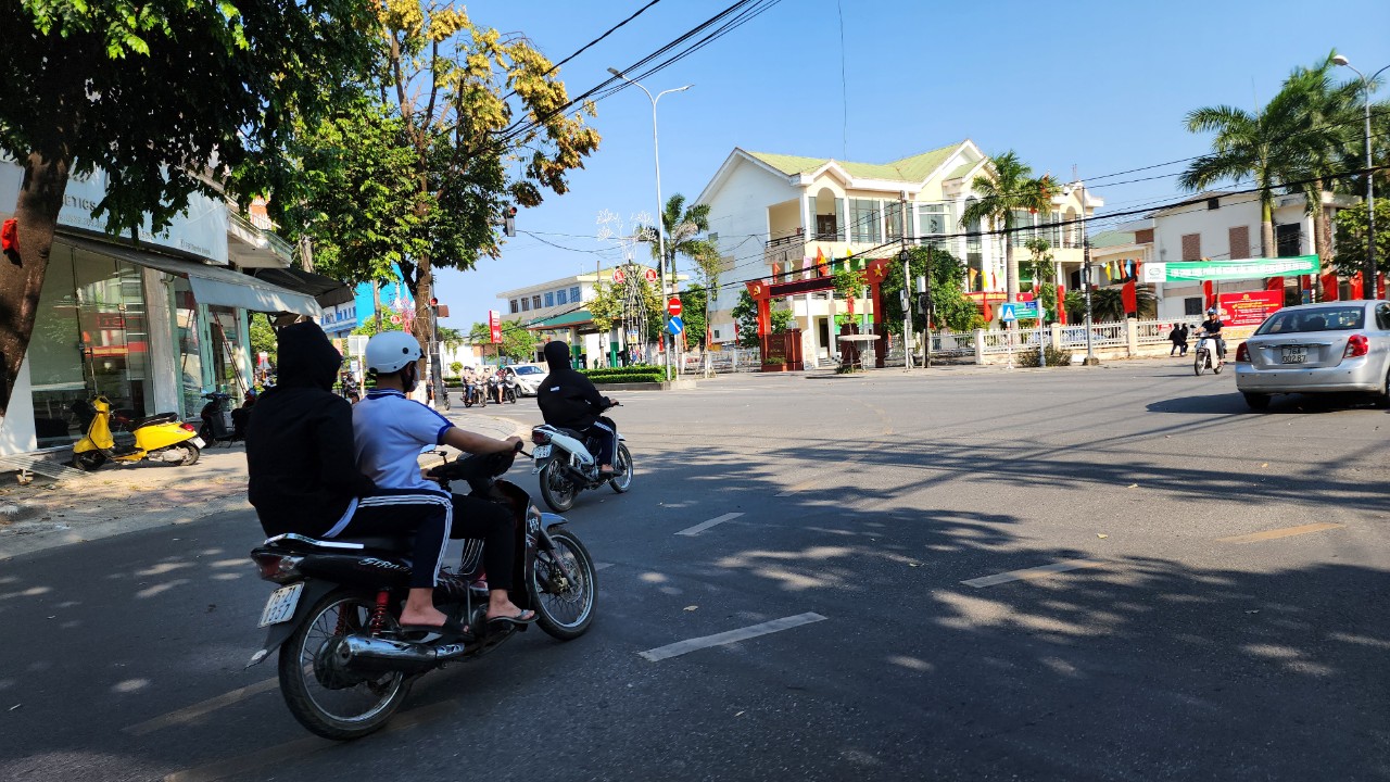 Con vi phạm giao thông, bố mẹ là công chức sẽ bị hạ bậc thi đua- Ảnh 4.