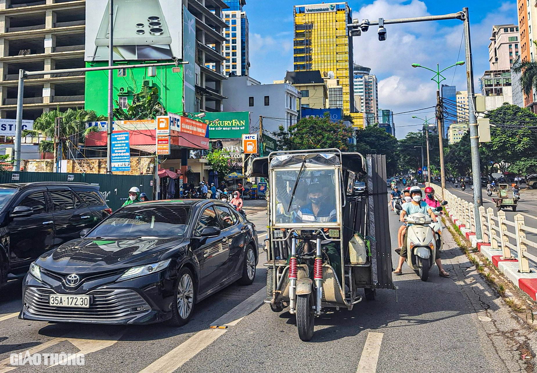 Hà Nội: Xe tự chế vẫn vô tư chở hàng quá khổ, tiềm ẩn tai nạn- Ảnh 4.