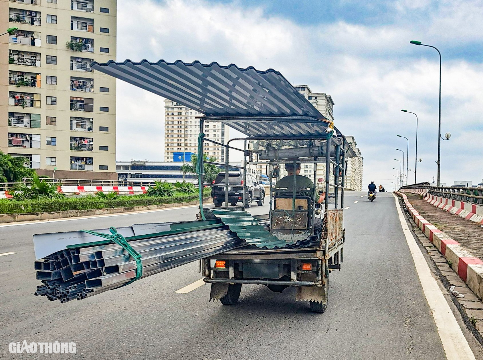 Hà Nội: Xe tự chế vẫn vô tư chở hàng quá khổ, tiềm ẩn tai nạn- Ảnh 5.