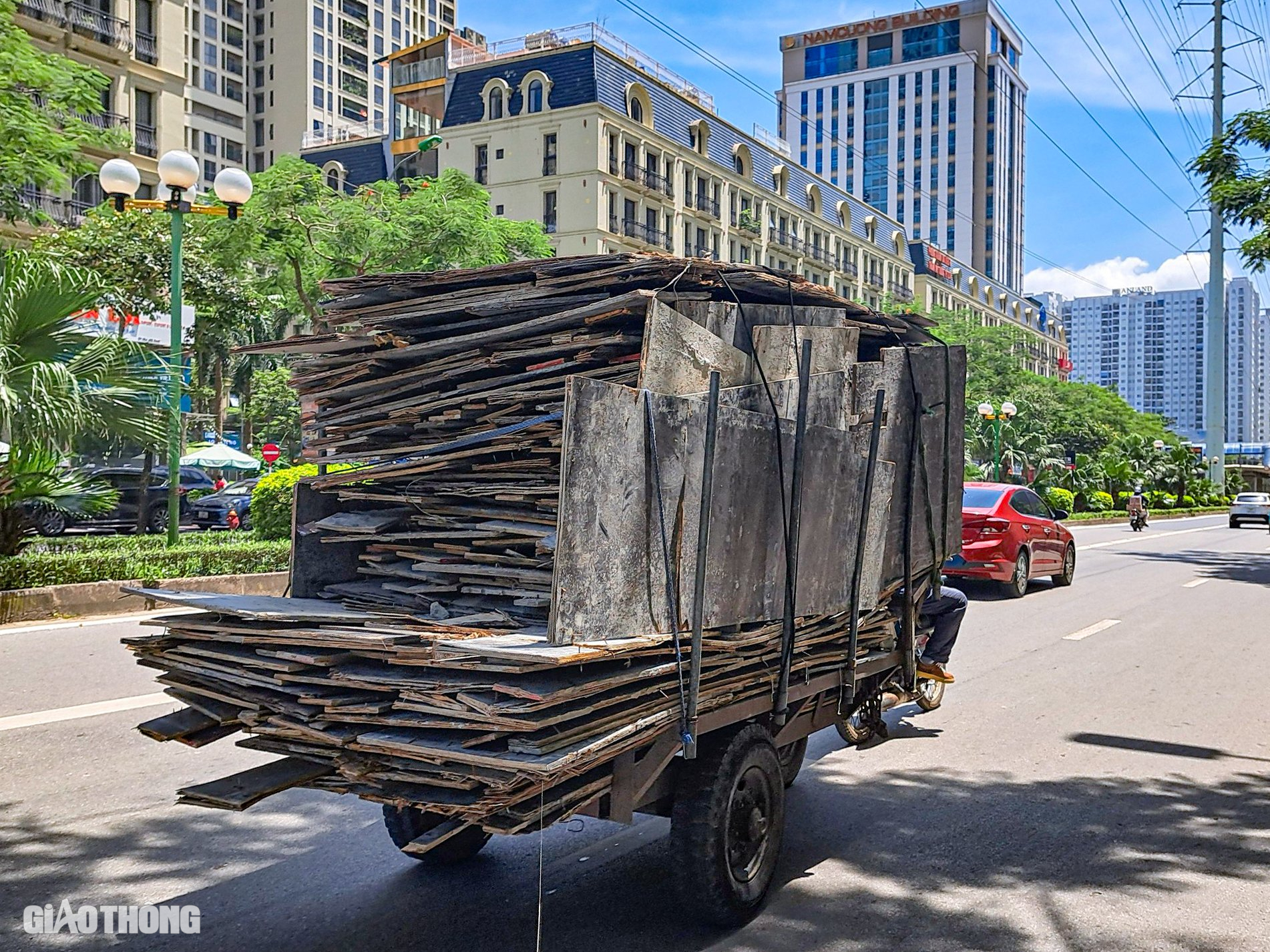 Hà Nội: Xe tự chế vẫn vô tư chở hàng quá khổ, tiềm ẩn tai nạn- Ảnh 6.