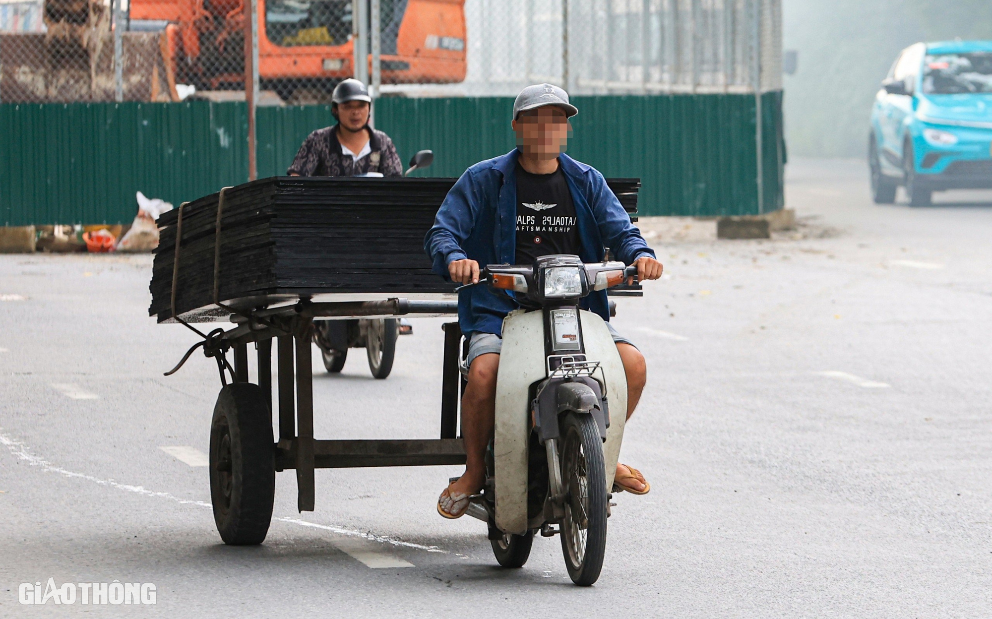 Hà Nội: Xe tự chế vẫn vô tư chở hàng quá khổ, tiềm ẩn tai nạn- Ảnh 7.