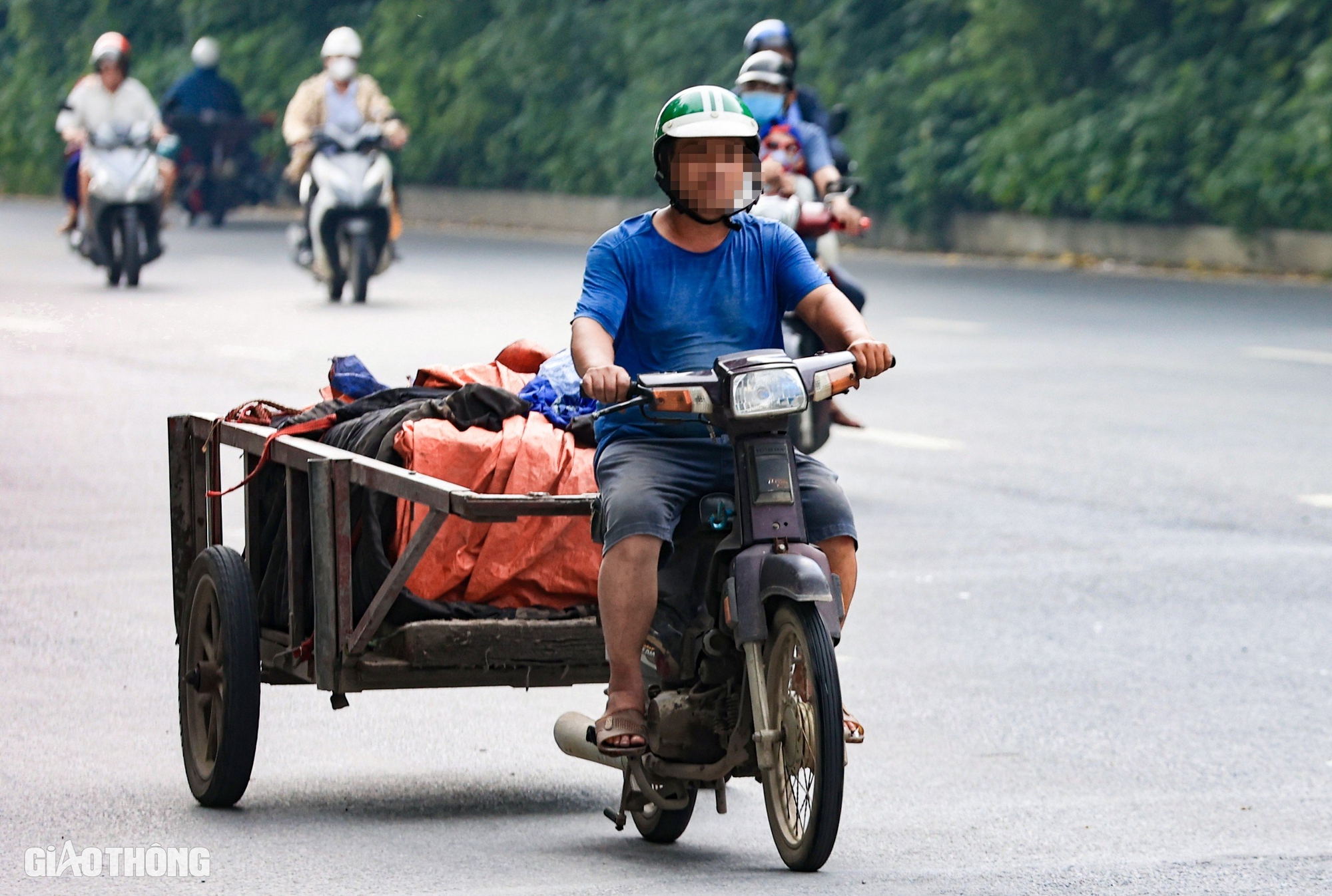 Hà Nội: Xe tự chế vẫn vô tư chở hàng quá khổ, tiềm ẩn tai nạn- Ảnh 9.