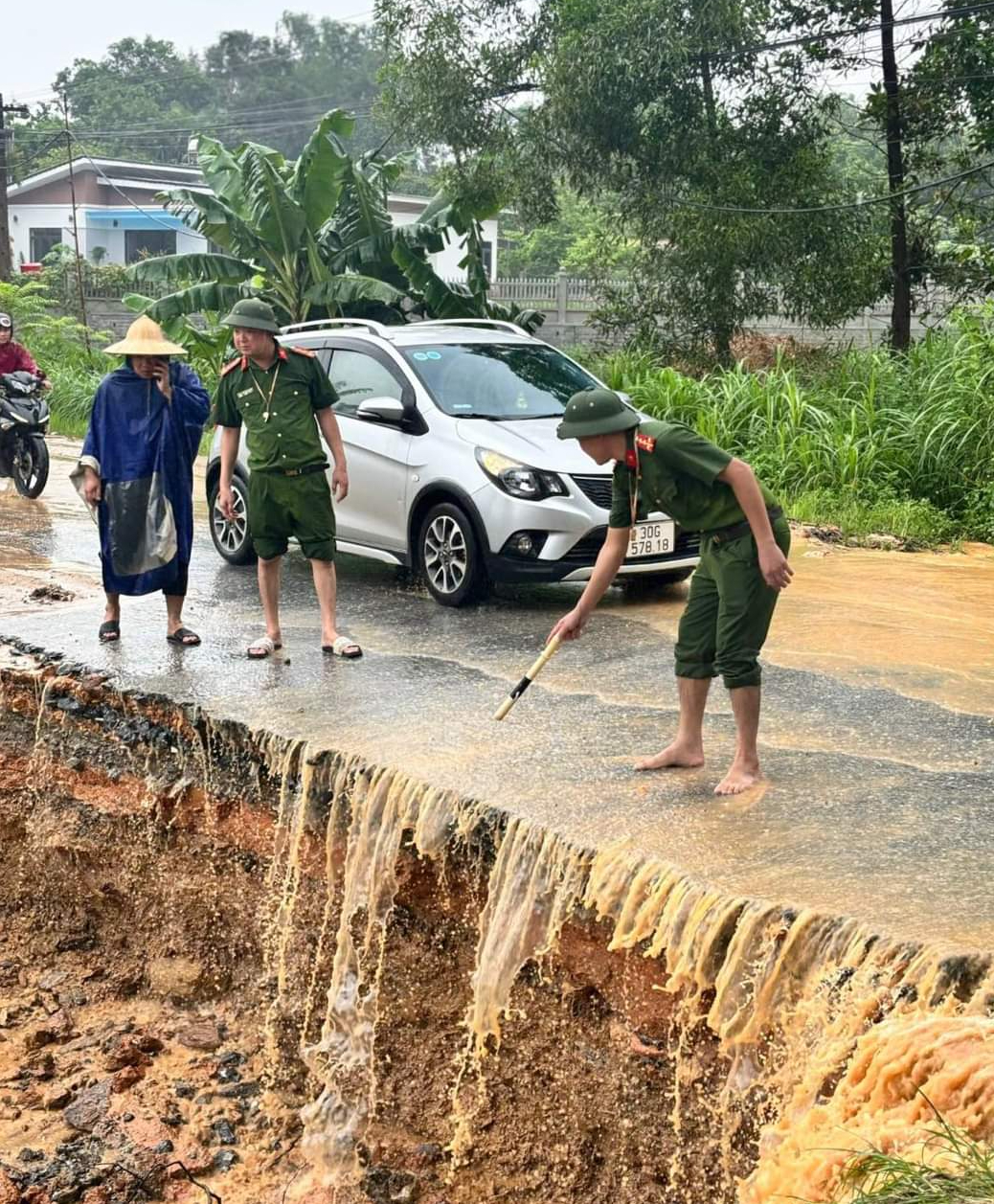 Phú Thọ: CSGT hỗ trợ người dân tại điểm ngập úng, sạt lở- Ảnh 2.