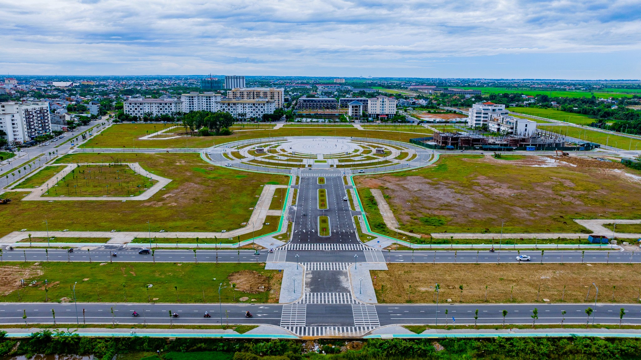 Huế sơn xanh, mở làn đường dành riêng cho xe đạp trên vỉa hè- Ảnh 8.