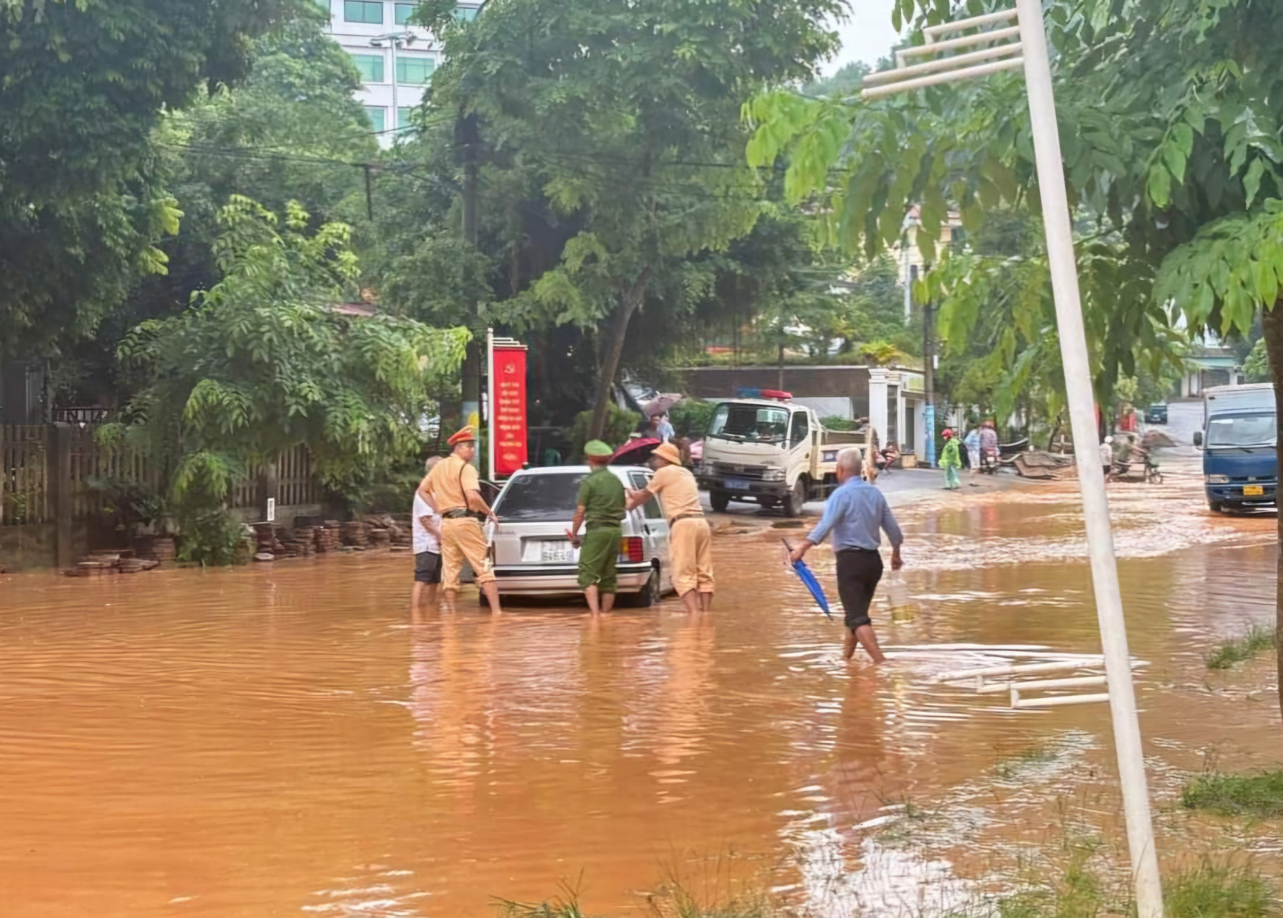 Phú Thọ: CSGT hỗ trợ người dân tại điểm ngập úng, sạt lở- Ảnh 1.