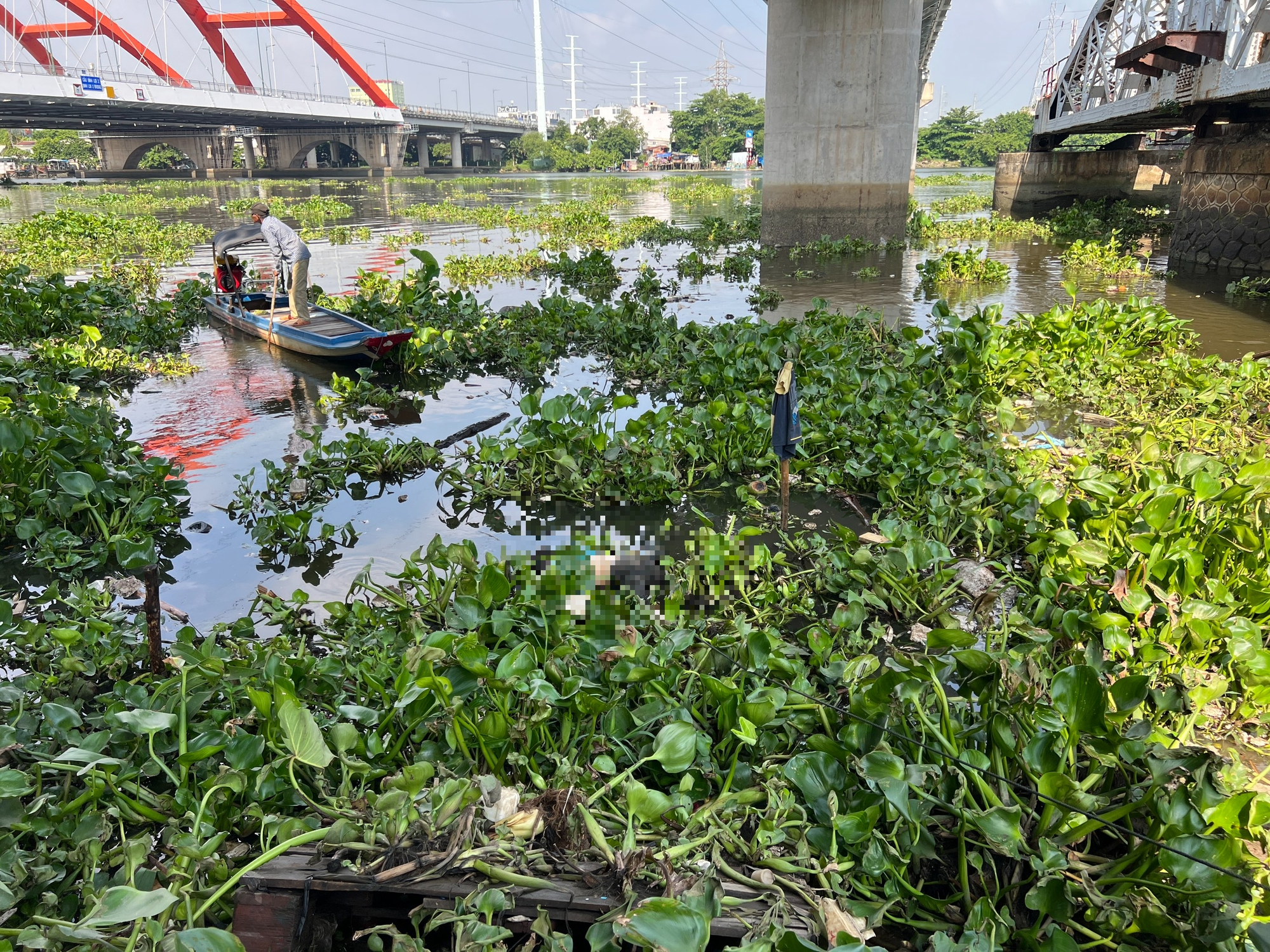 Vụ bé trai 5 tuổi mất tích trên sông Sài Gòn: Tìm thấy thi thể cách hiện trường 500m- Ảnh 1.