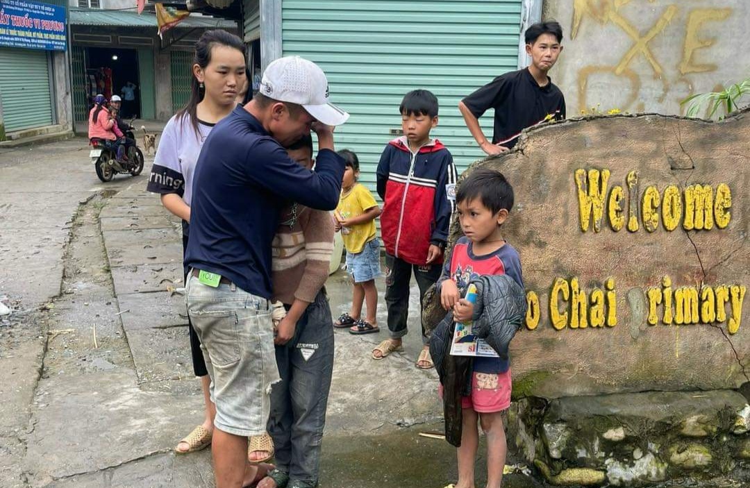 Hai cháu bé nghi bị lũ cuốn trôi ở Sapa được tìm thấy tại trường tiểu học- Ảnh 1.