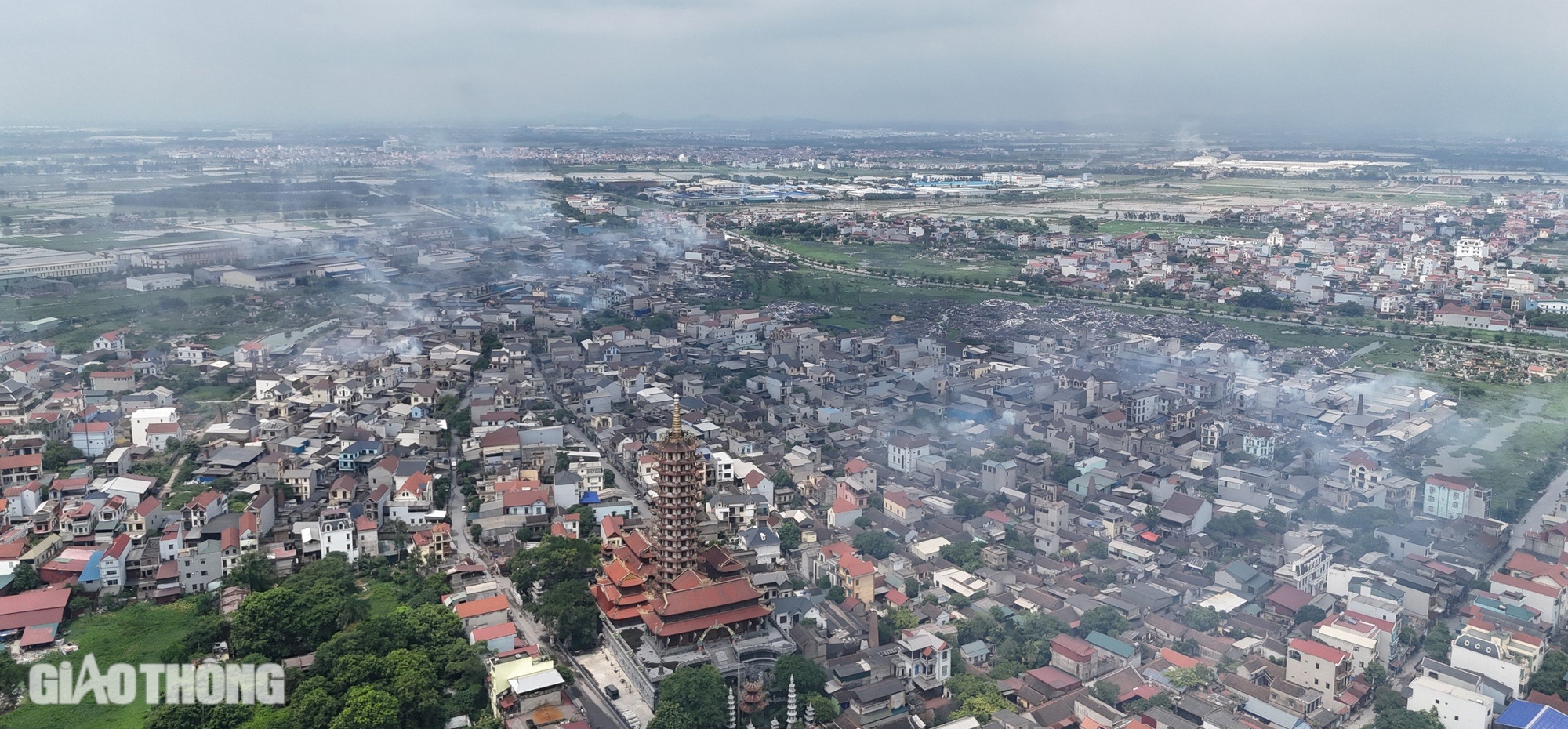 Rác thải công nghiệp ngập đường ở Bắc Ninh: Vì sao khó xử lý?- Ảnh 1.