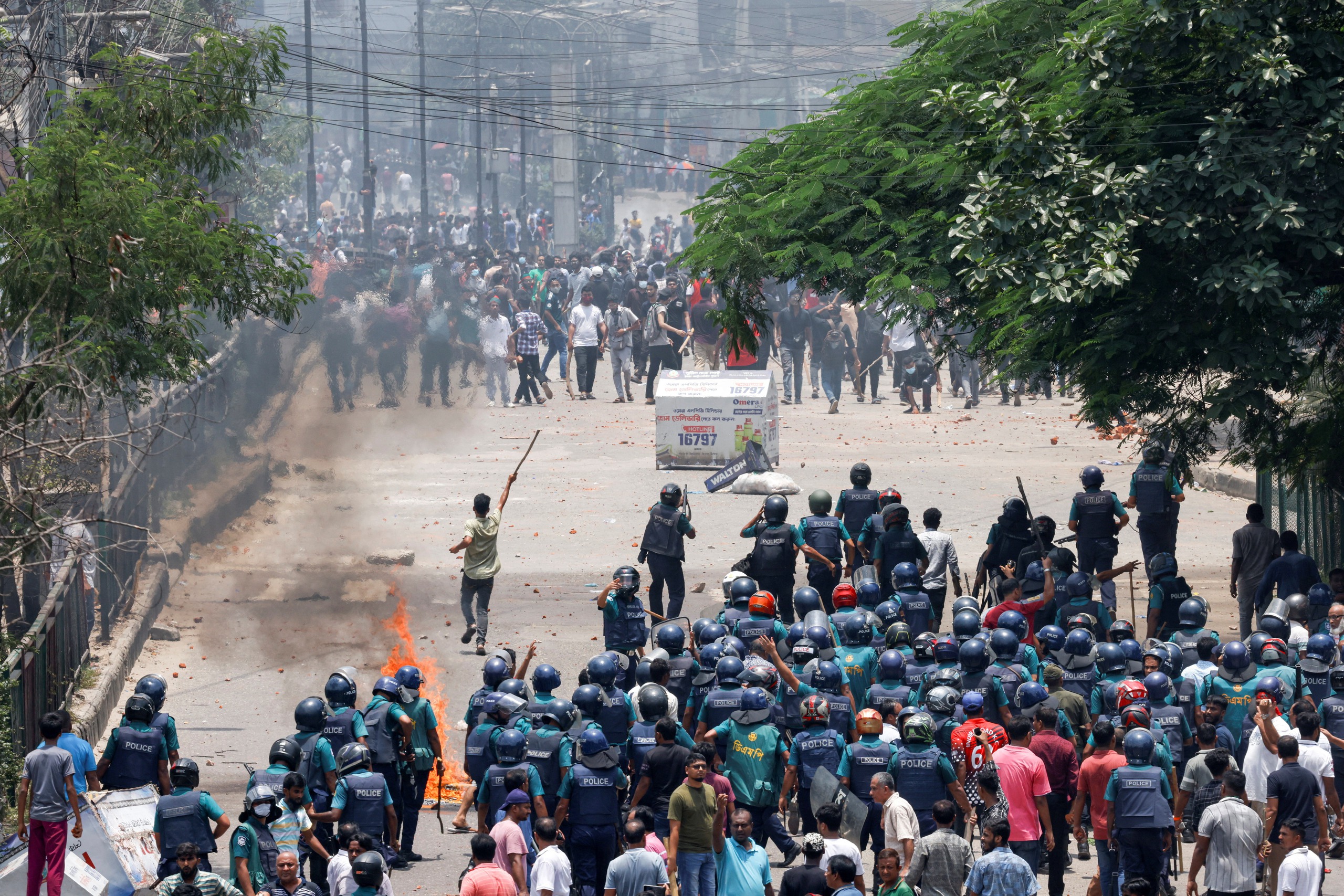 Biểu tình sinh viên tại Bangladesh leo thang đỉnh điểm, hơn 100 người thiệt mạng- Ảnh 2.