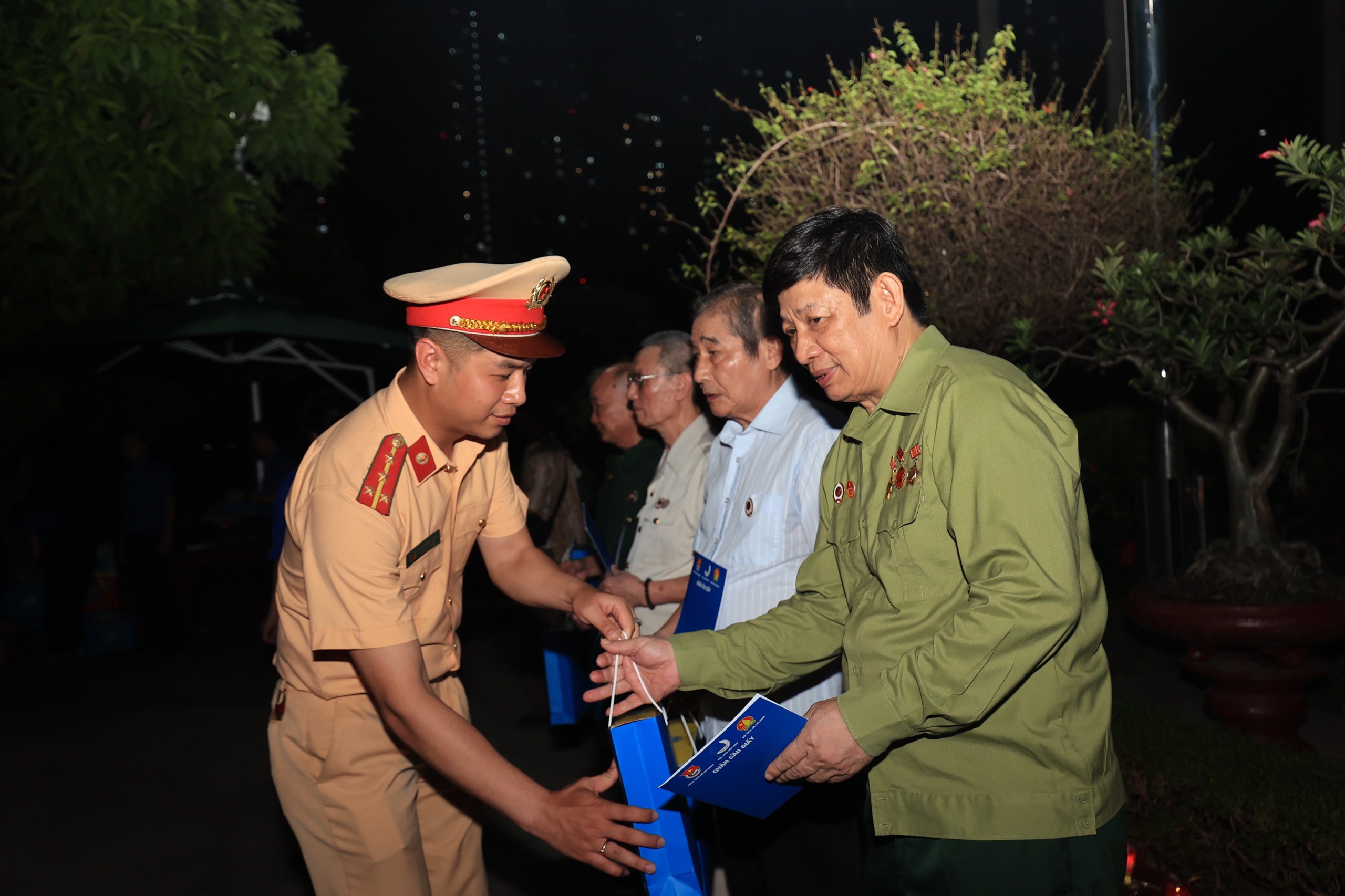 Nén hương thơm tưởng nhớ các Anh hùng liệt sỹ- Ảnh 9.