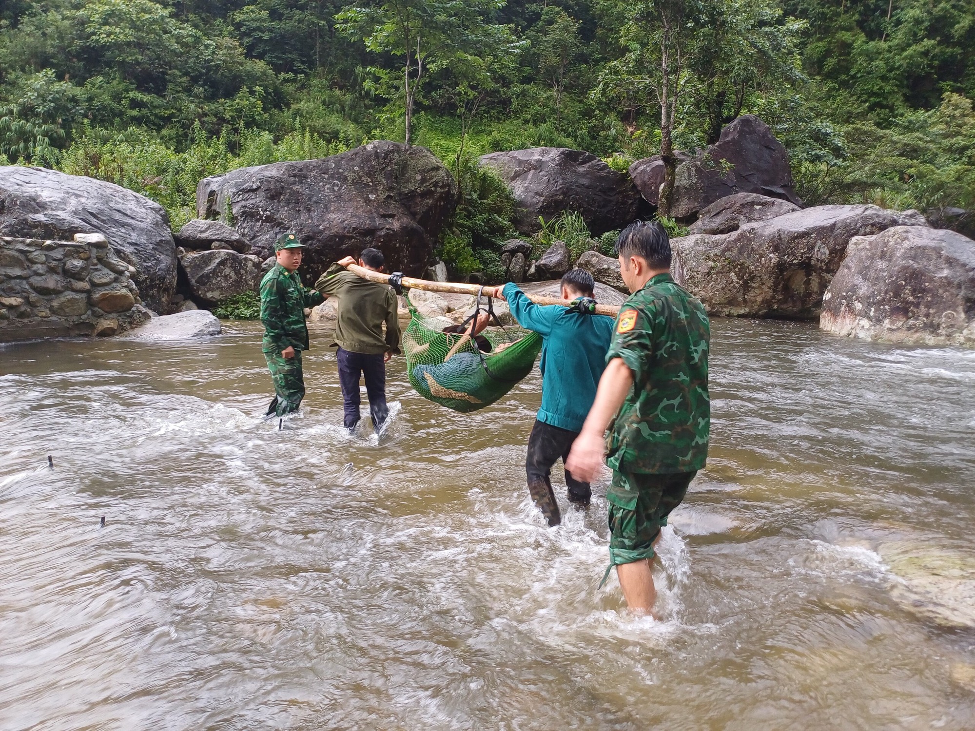 Lai Châu: Cứu sống người đàn ông sau 4 ngày bị rơi xuống vực- Ảnh 1.