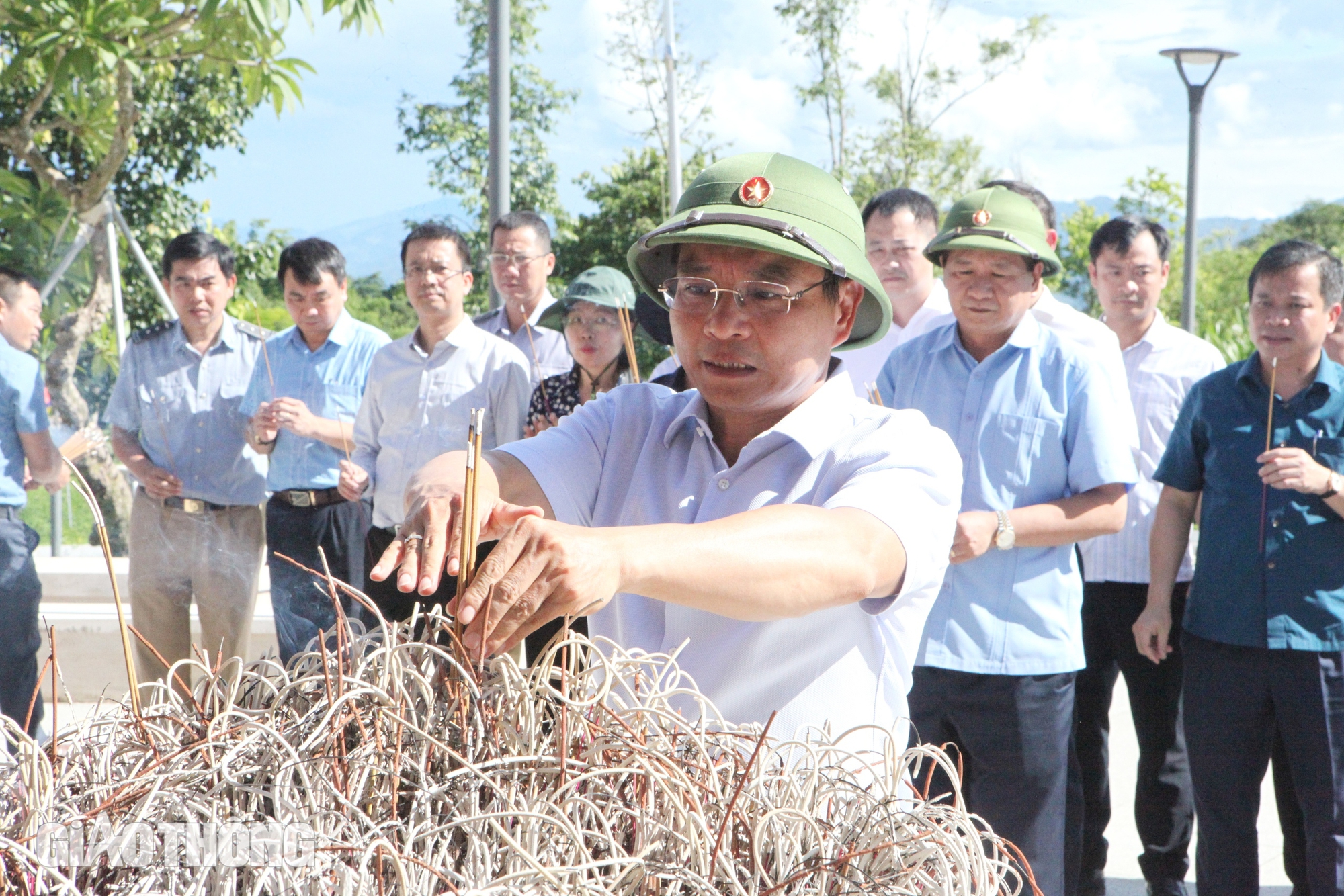 Bộ trưởng Bộ GTVT dâng hương, tri ân các Anh hùng liệt sĩ tại Điện Biên- Ảnh 2.