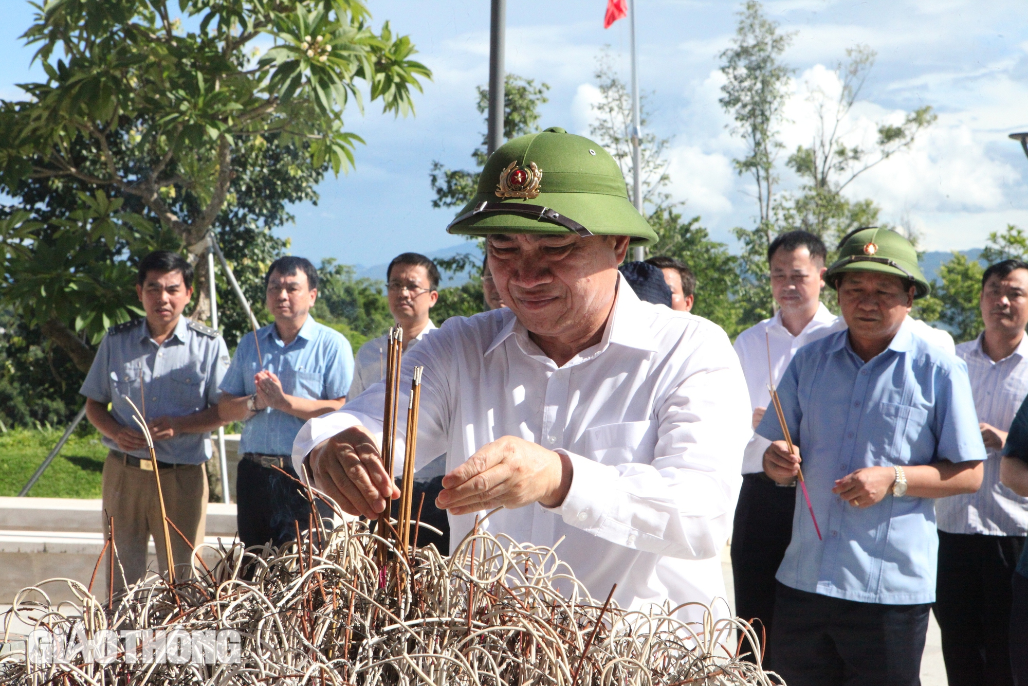 Bộ trưởng Bộ GTVT dâng hương, tri ân các Anh hùng liệt sĩ tại Điện Biên- Ảnh 3.