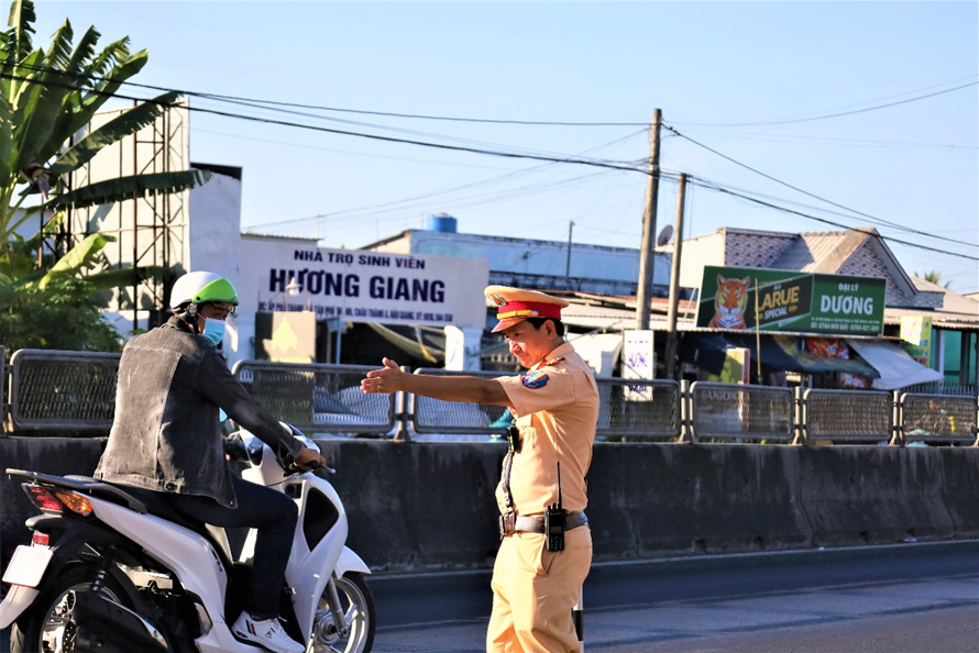 Hậu Giang xử lý gần 2.000 trường hợp vi phạm giao thông trong 1 tháng- Ảnh 1.