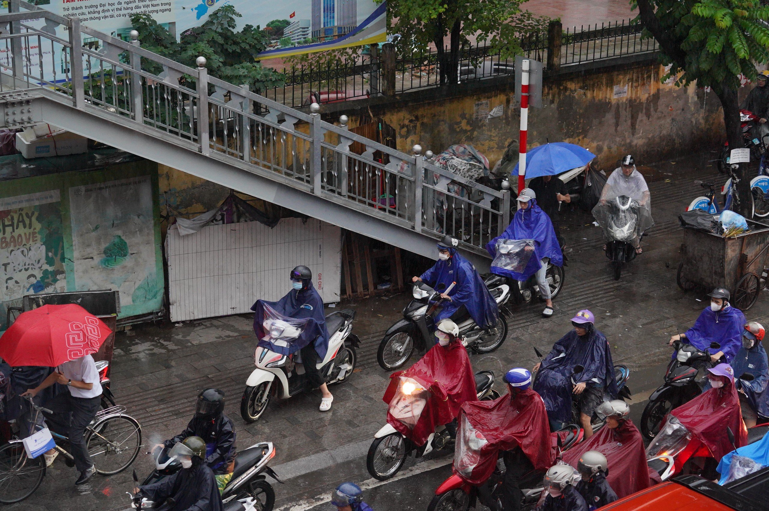 Mưa kéo dài, người dân Hà Nội chật vật di chuyển trên đường phố ùn tắc- Ảnh 7.