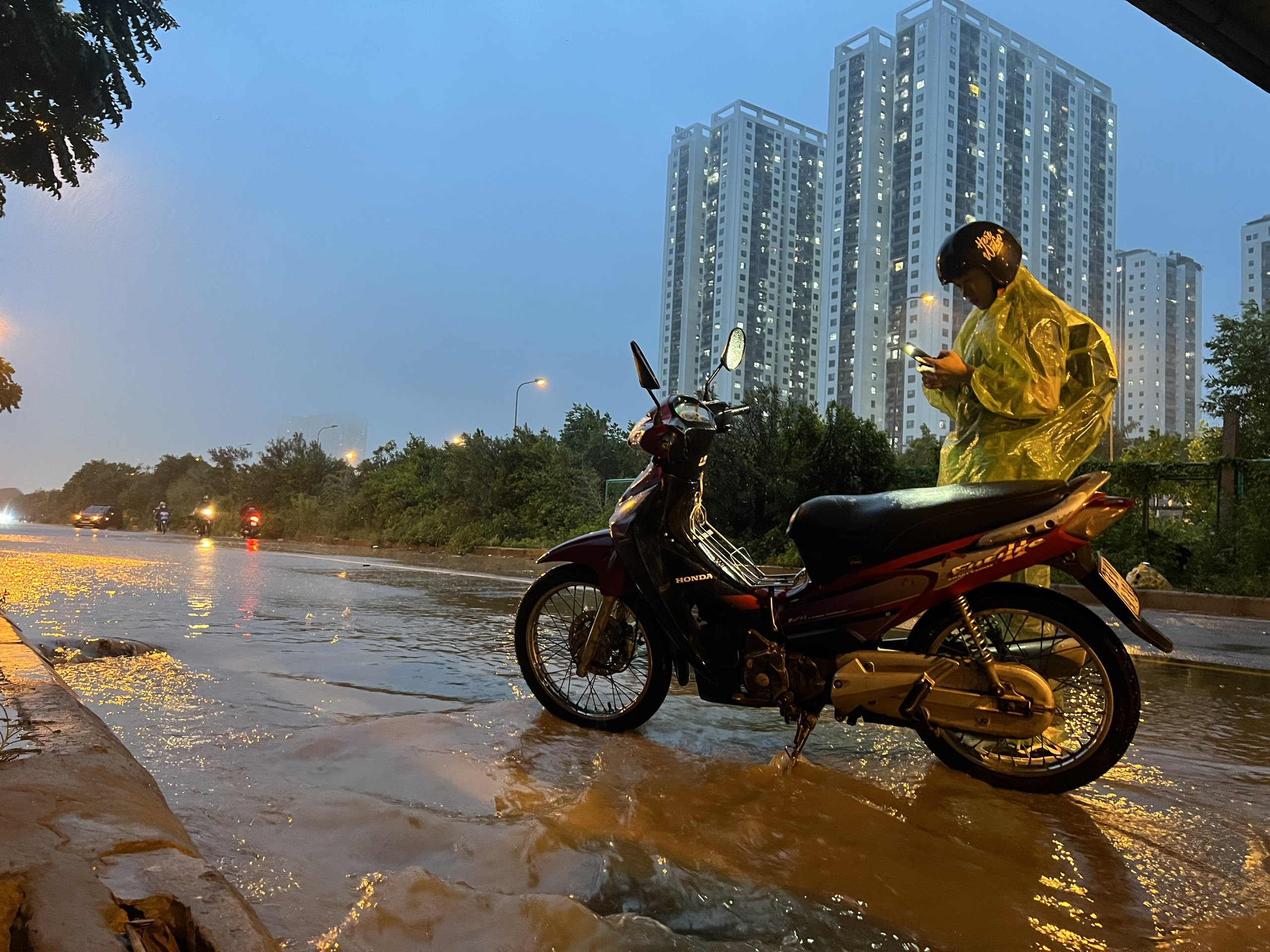 Hà Nội: Người dân bì bõm lội về nhà giờ tan tầm- Ảnh 15.