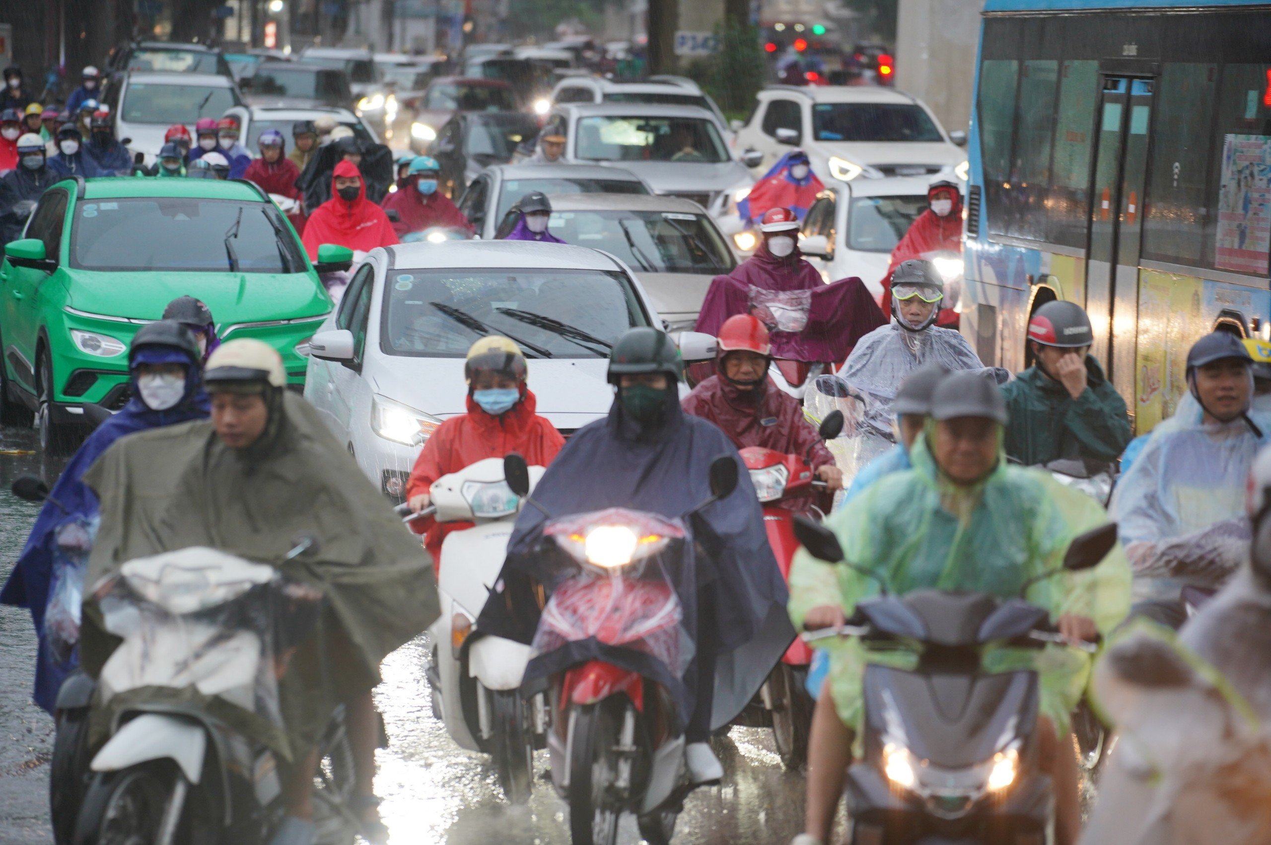 Mưa kéo dài, người dân Hà Nội chật vật di chuyển trên đường phố ùn tắc- Ảnh 10.