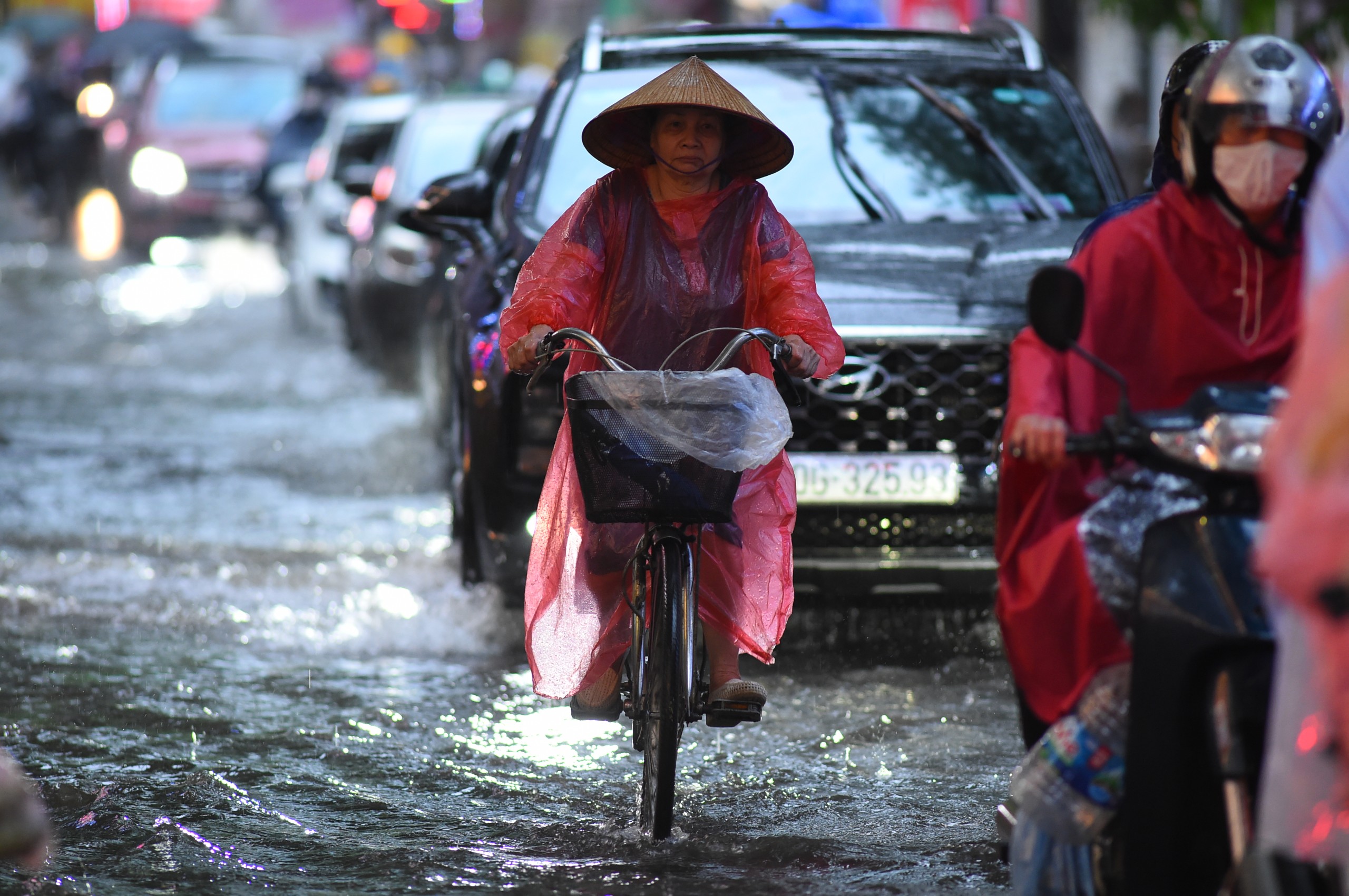 Hà Nội: Người dân bì bõm lội về nhà giờ tan tầm- Ảnh 18.