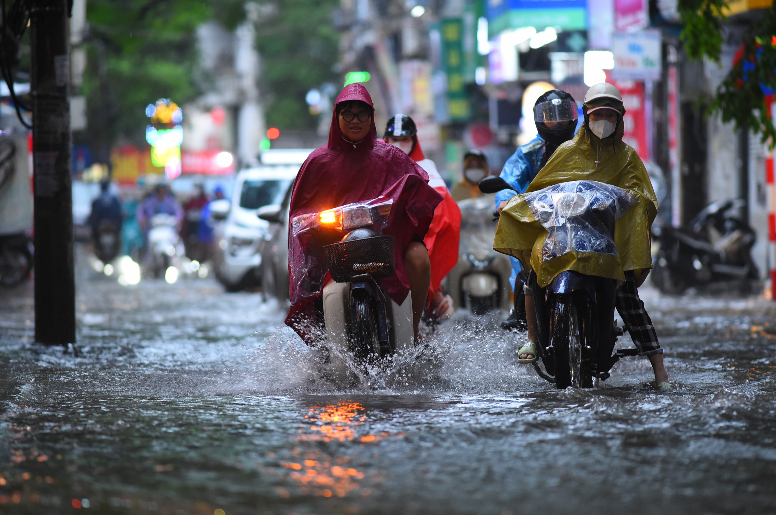 Hà Nội: Người dân bì bõm lội về nhà giờ tan tầm- Ảnh 20.