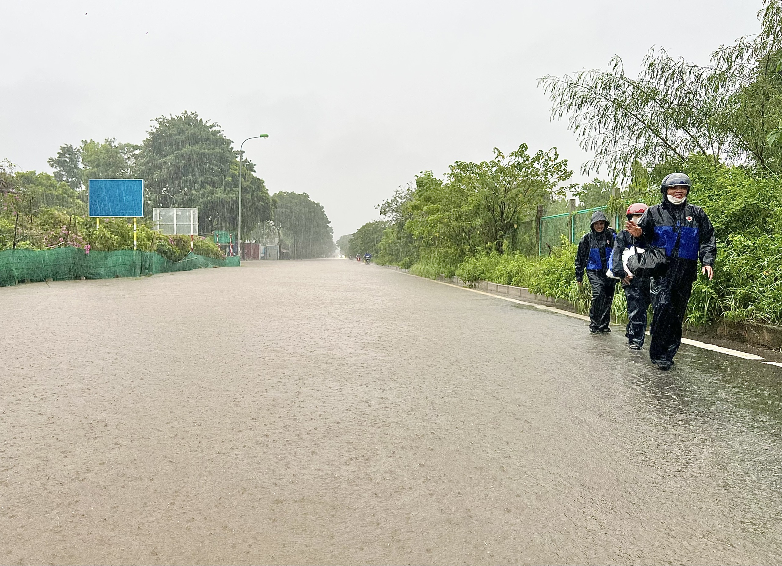 Hà Nội: Người dân bì bõm lội về nhà giờ tan tầm- Ảnh 11.