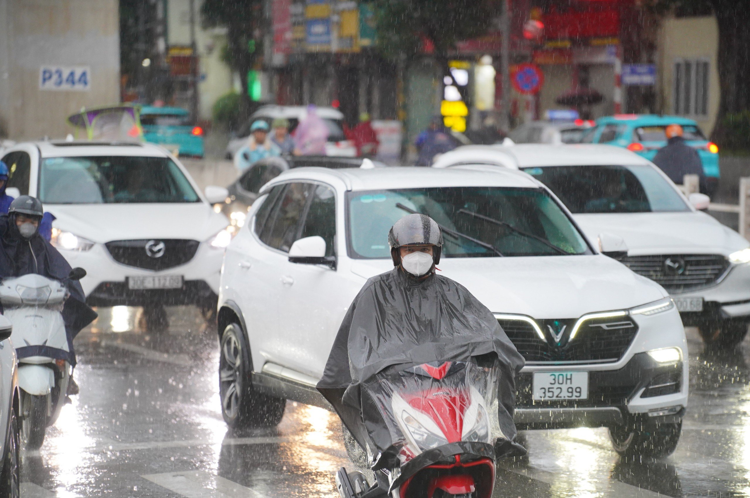 Mưa kéo dài, người dân Hà Nội chật vật di chuyển trên đường phố ùn tắc- Ảnh 13.