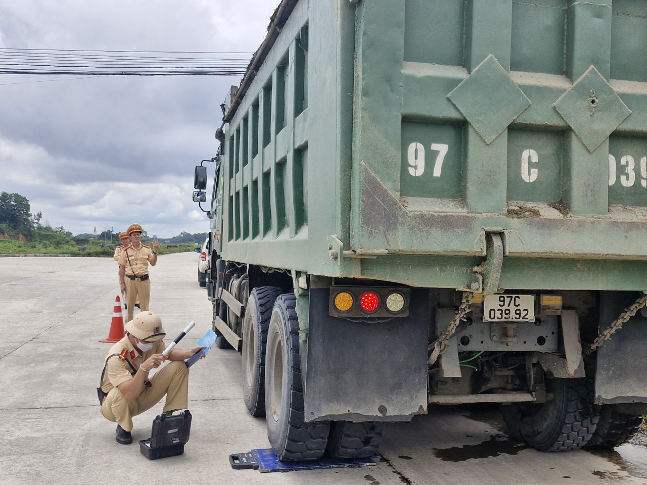 Xe quá tải phục vụ nạo vét lòng hồ Núi Cốc, Thái Nguyên- Ảnh 6.