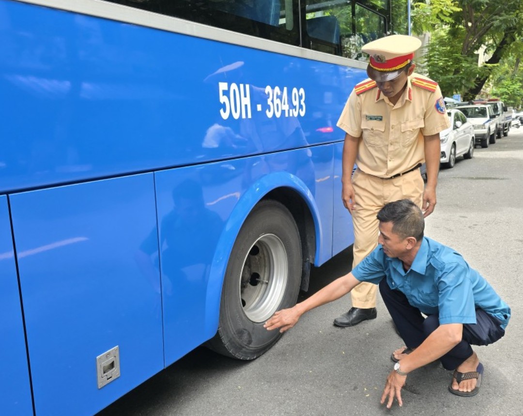 Lập biên bản, tạm giữ xe buýt tạt đầu khiến 2 người trên xe máy ngã văng ra đường- Ảnh 2.