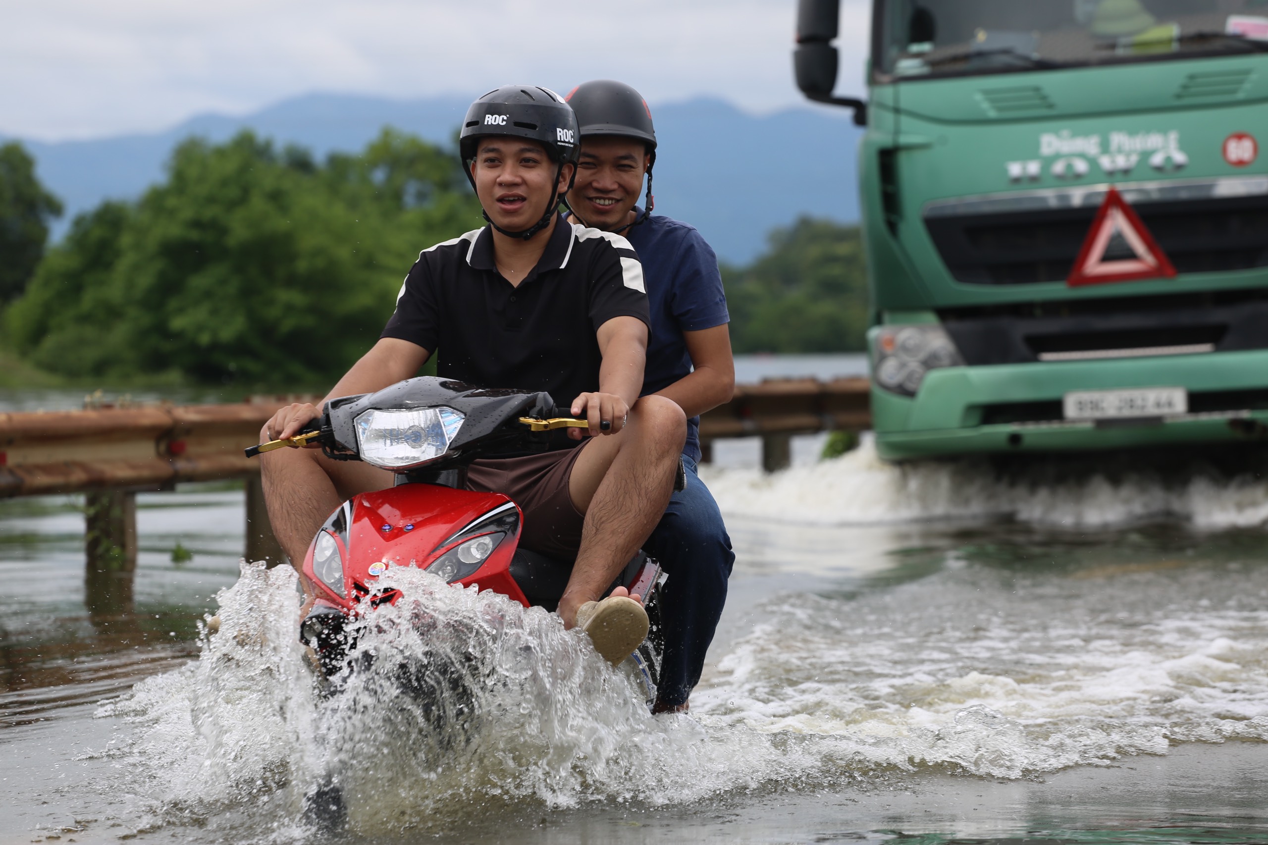 Hà Nội: Tỉnh lộ 421 ngập sâu do mưa sau bão, xe chết máy la liệt- Ảnh 10.