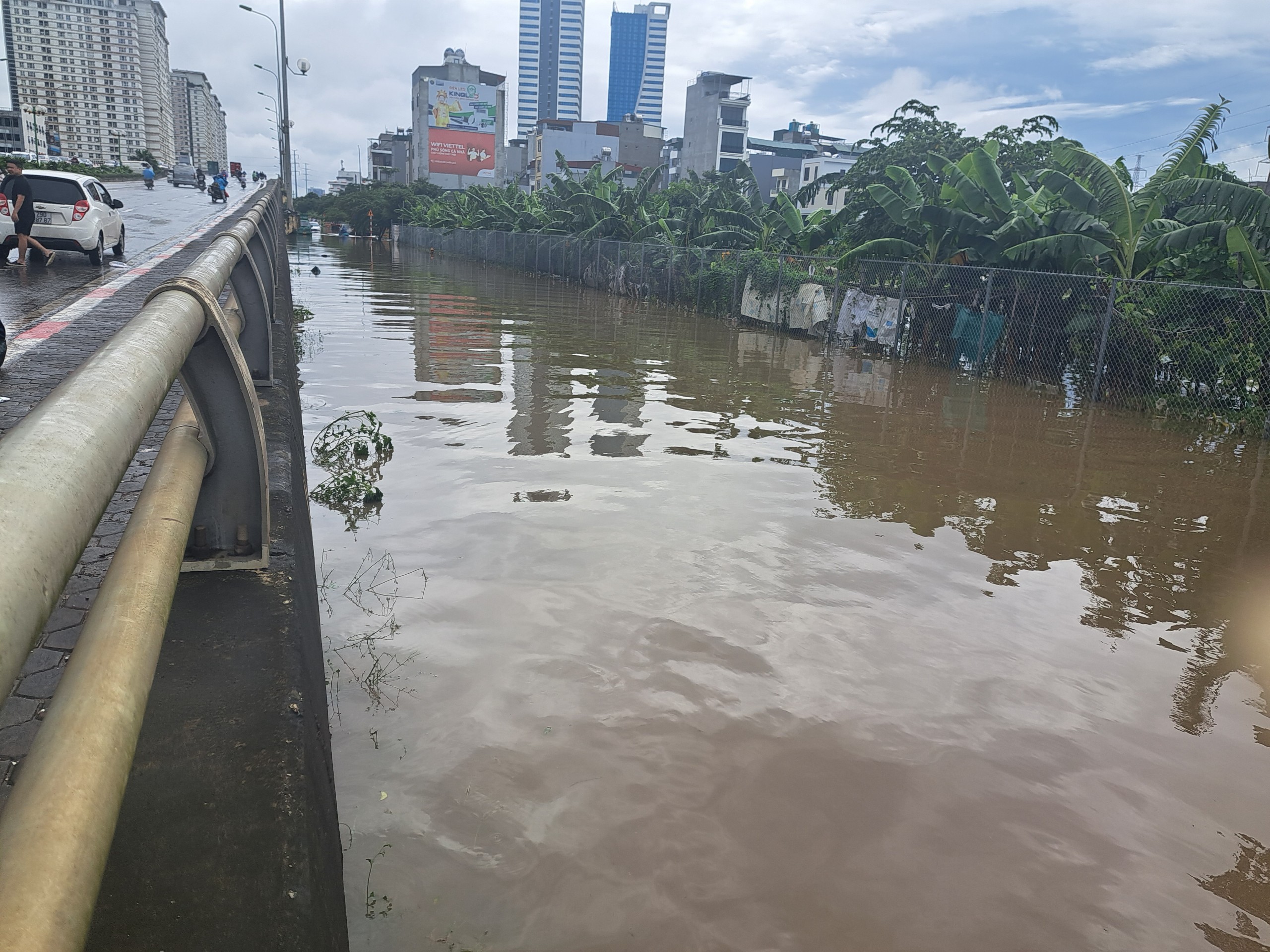 Hết mưa, đường Hà Nội vẫn như sông, xe chết máy hàng loạt- Ảnh 6.