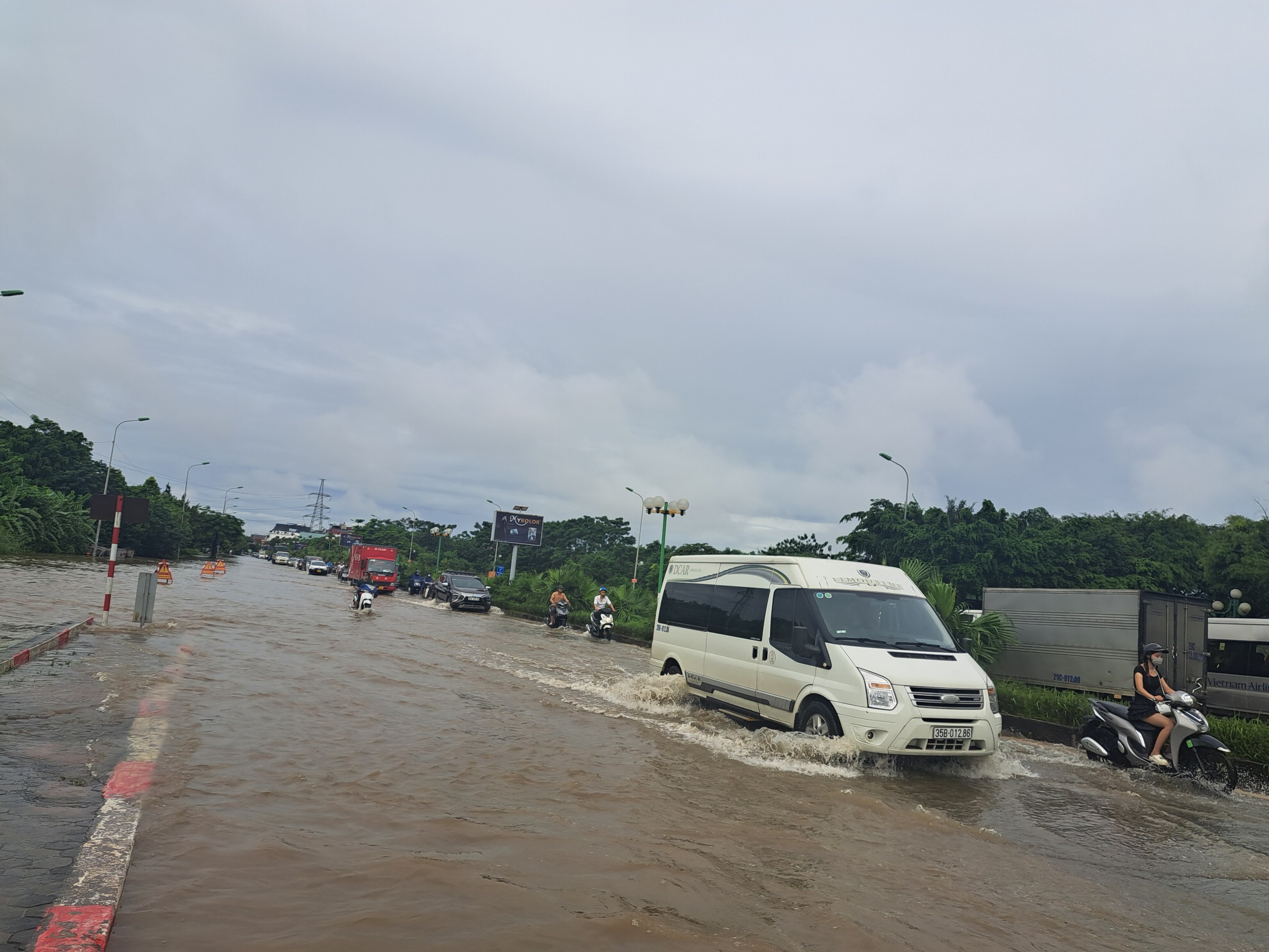 Hết mưa, đường Hà Nội vẫn như sông, xe chết máy hàng loạt- Ảnh 1.