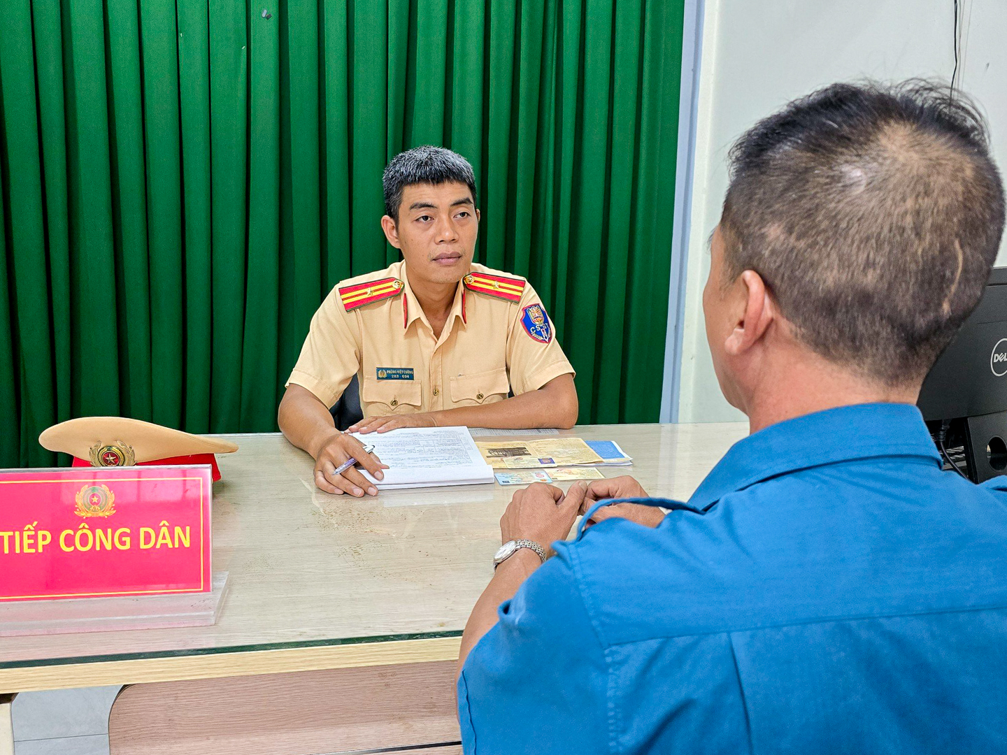 Lập biên bản, tạm giữ xe buýt tạt đầu khiến 2 người trên xe máy ngã văng ra đường- Ảnh 1.