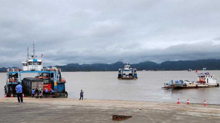 Phà Đồng Bài - Cái Viềng chạy hết công suất, ô tô xếp hàng dài rời khỏi Cát Bà- Ảnh 1.