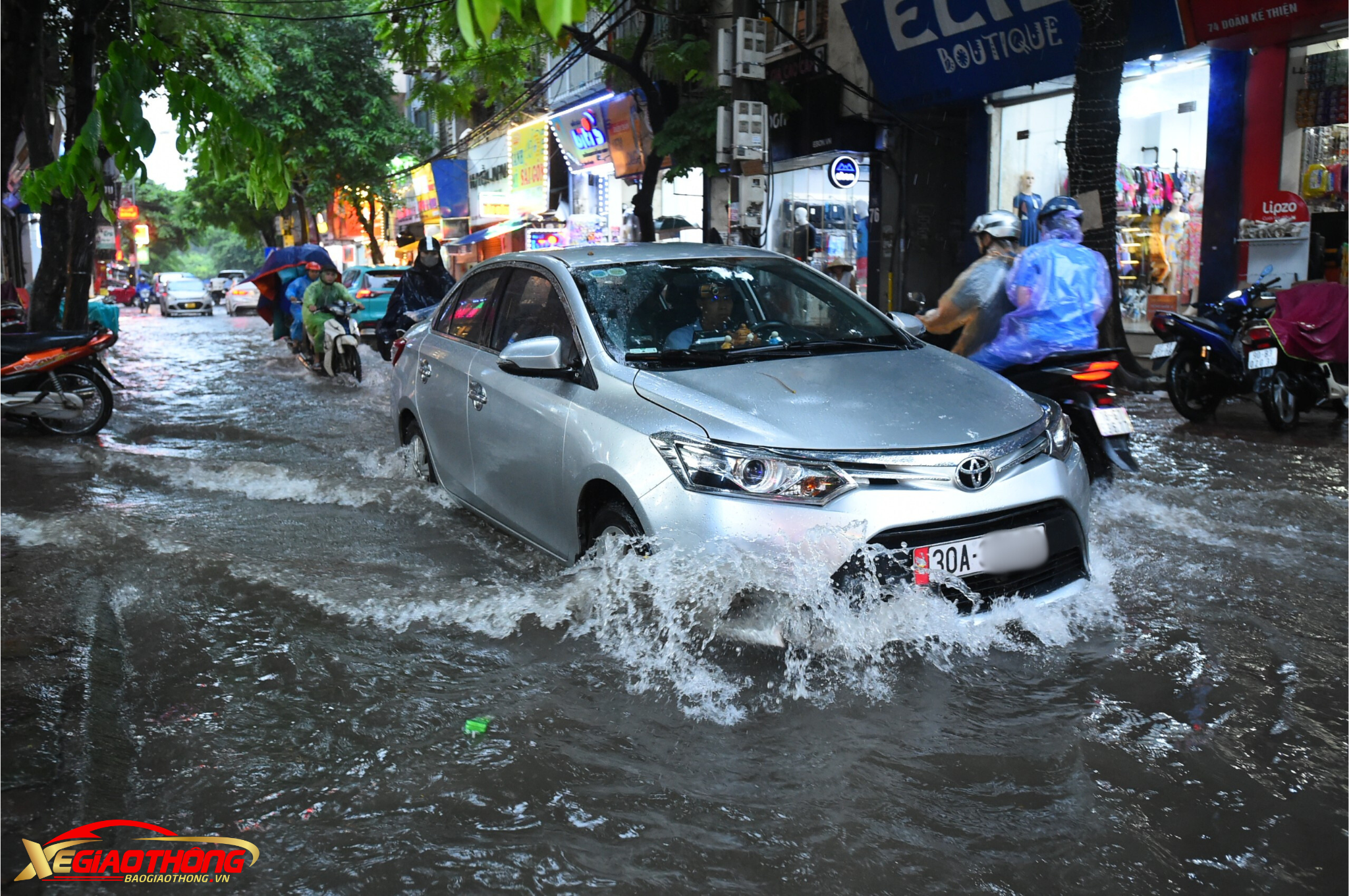 Gara ô tô quá tải sau những ngày mưa lớn- Ảnh 3.