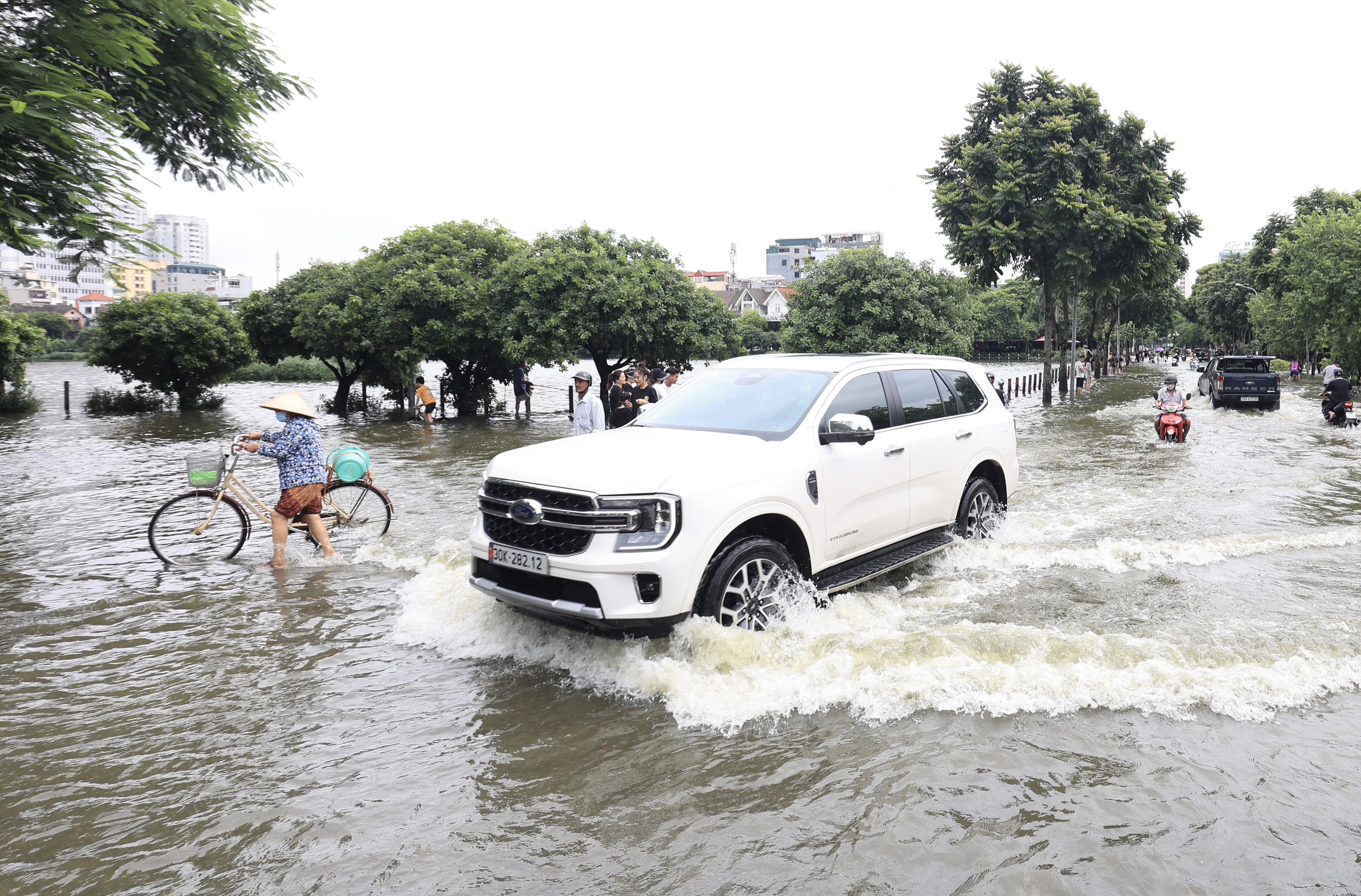 Hết mưa, đường Hà Nội vẫn như sông, xe chết máy hàng loạt- Ảnh 13.