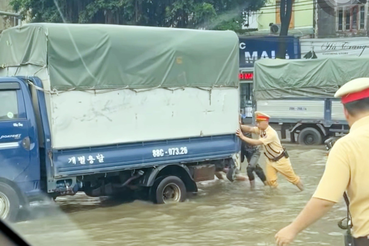 CSGT khuyến cáo cách lưu thông an toàn khi gặp mưa lớn, nước ngập- Ảnh 1.