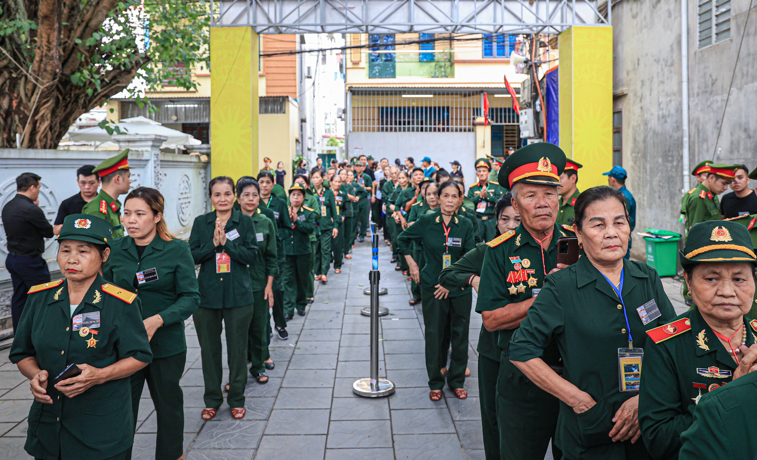 Dù nắng hay mưa, đêm muộn cũng không cản được dòng người tiễn biệt Tổng Bí thư- Ảnh 4.