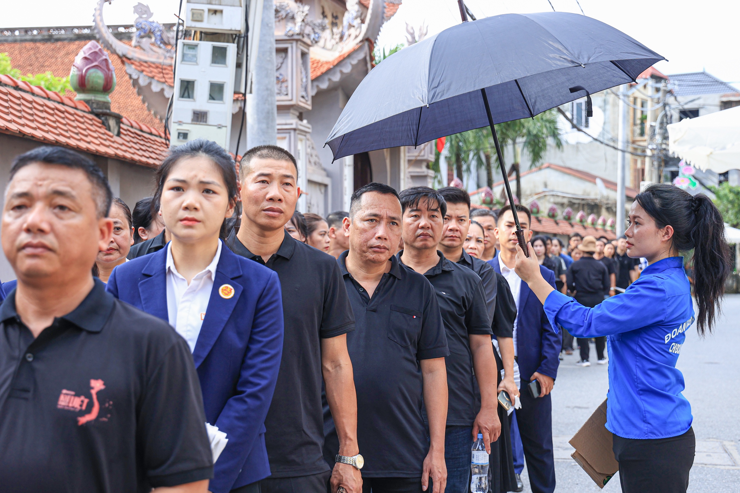 Dù nắng hay mưa, đêm muộn cũng không cản được dòng người tiễn biệt Tổng Bí thư- Ảnh 2.