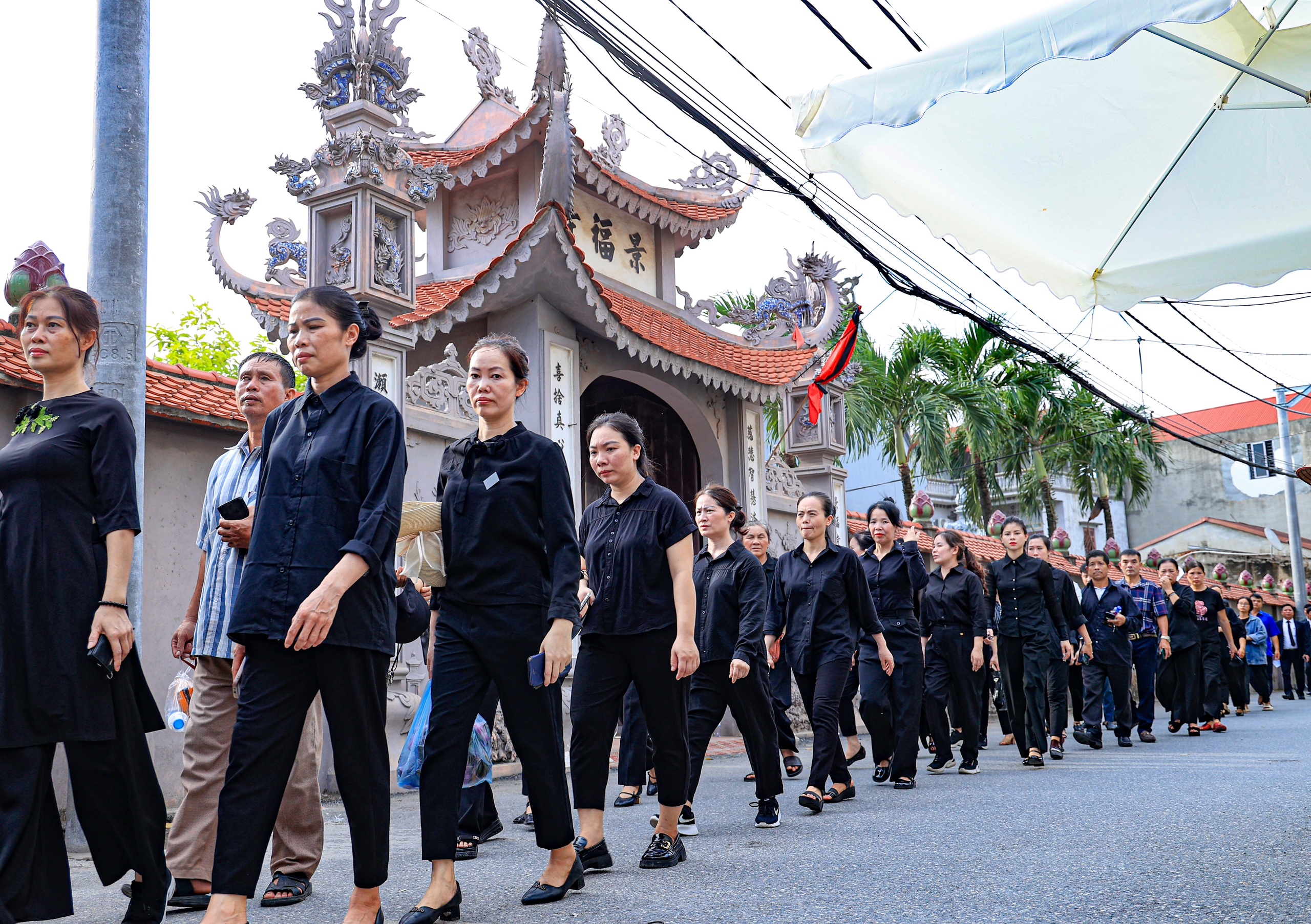 Dù nắng hay mưa, đêm muộn cũng không cản được dòng người tiễn biệt Tổng Bí thư- Ảnh 1.