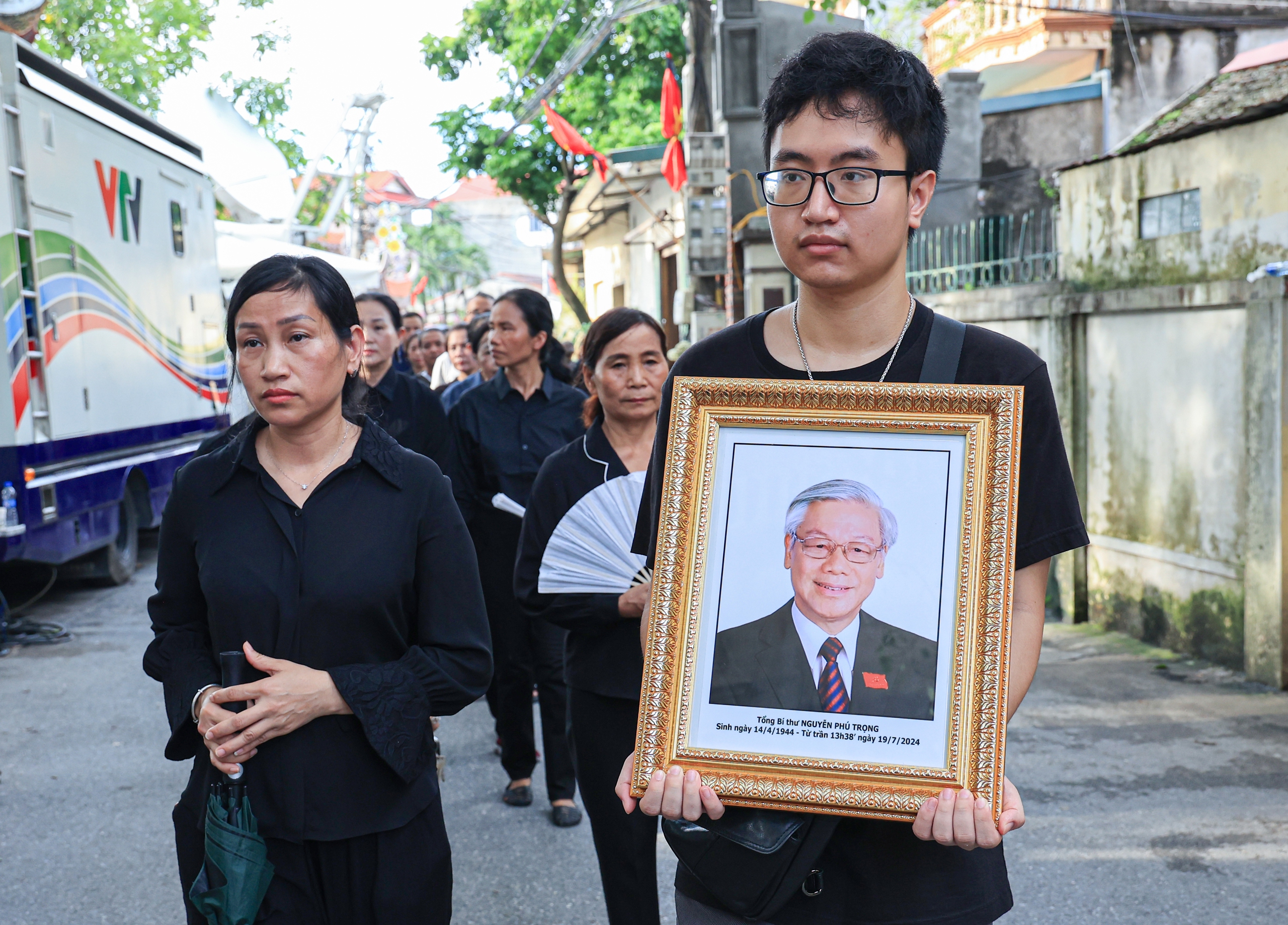 Dù nắng hay mưa, đêm muộn cũng không cản được dòng người tiễn biệt Tổng Bí thư- Ảnh 11.