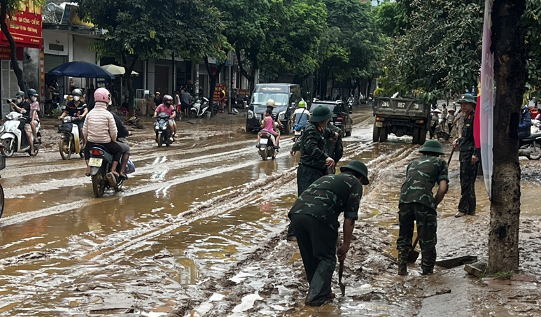 Những hình ảnh ấm tình người trong mưa lũ ở Sơn La- Ảnh 5.