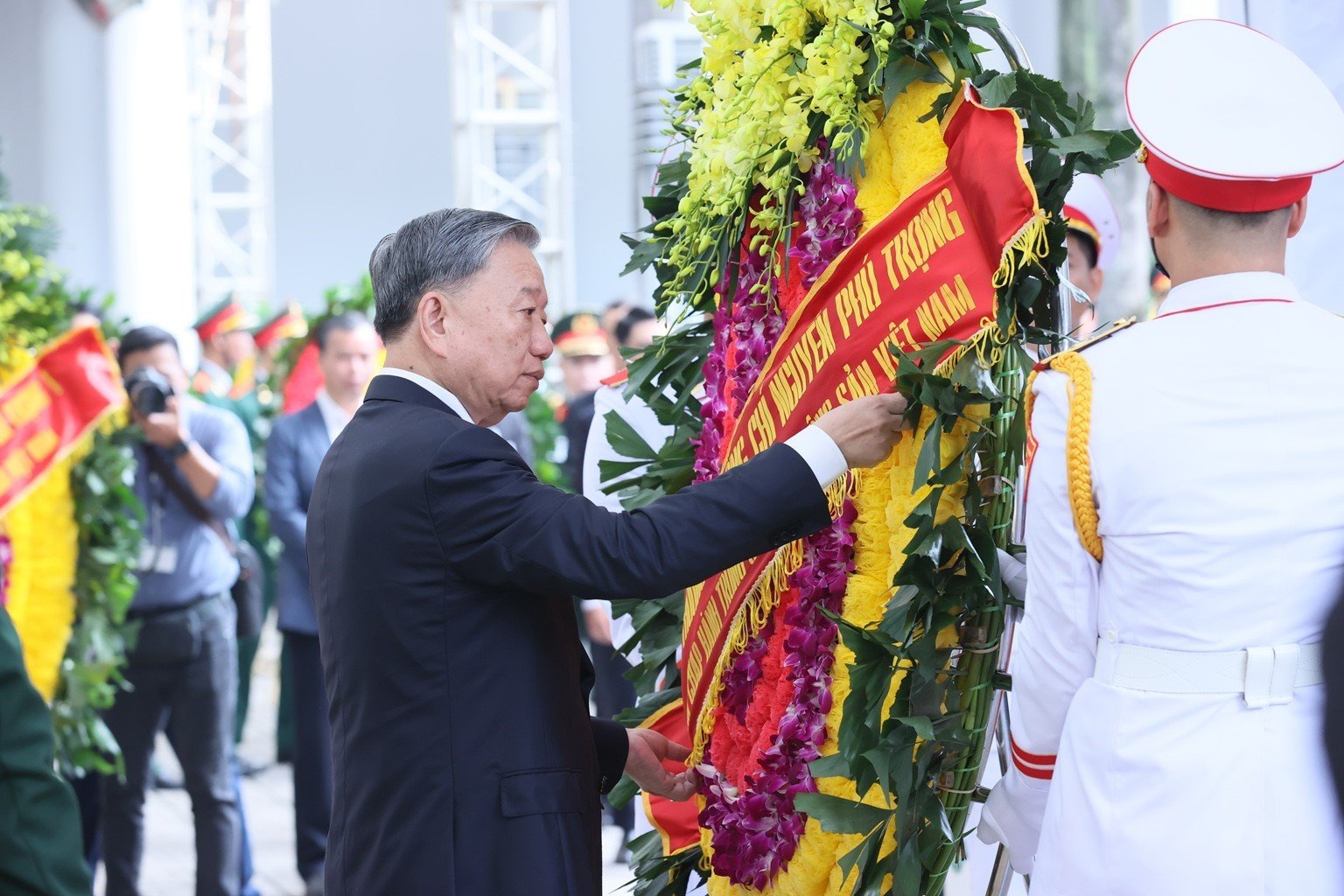 Chủ tịch nước, Thủ tướng, Chủ tịch Quốc hội xúc động ghi sổ tang Tổng Bí thư- Ảnh 2.