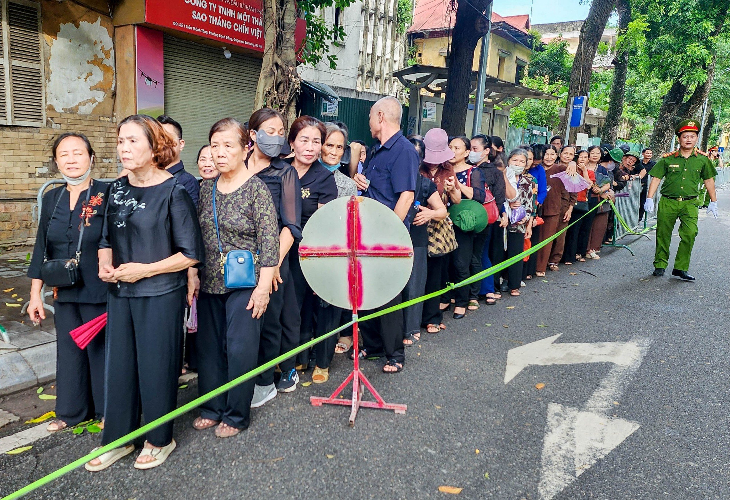 Dù nắng hay mưa, đêm muộn cũng không cản được dòng người tiễn biệt Tổng Bí thư- Ảnh 12.