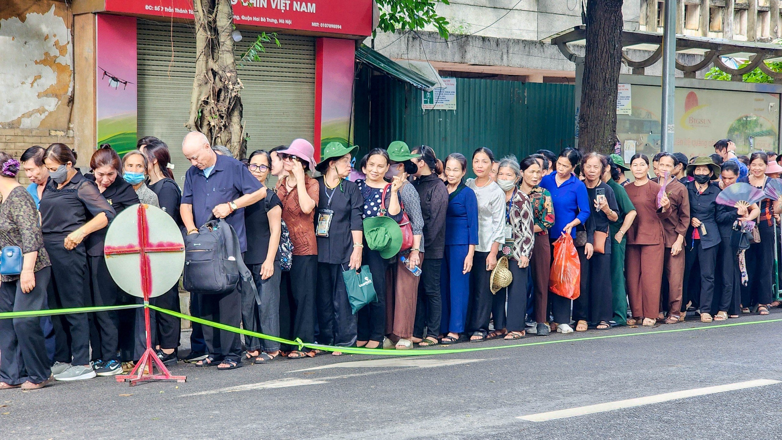 Dù nắng hay mưa, đêm muộn cũng không cản được dòng người tiễn biệt Tổng Bí thư- Ảnh 13.