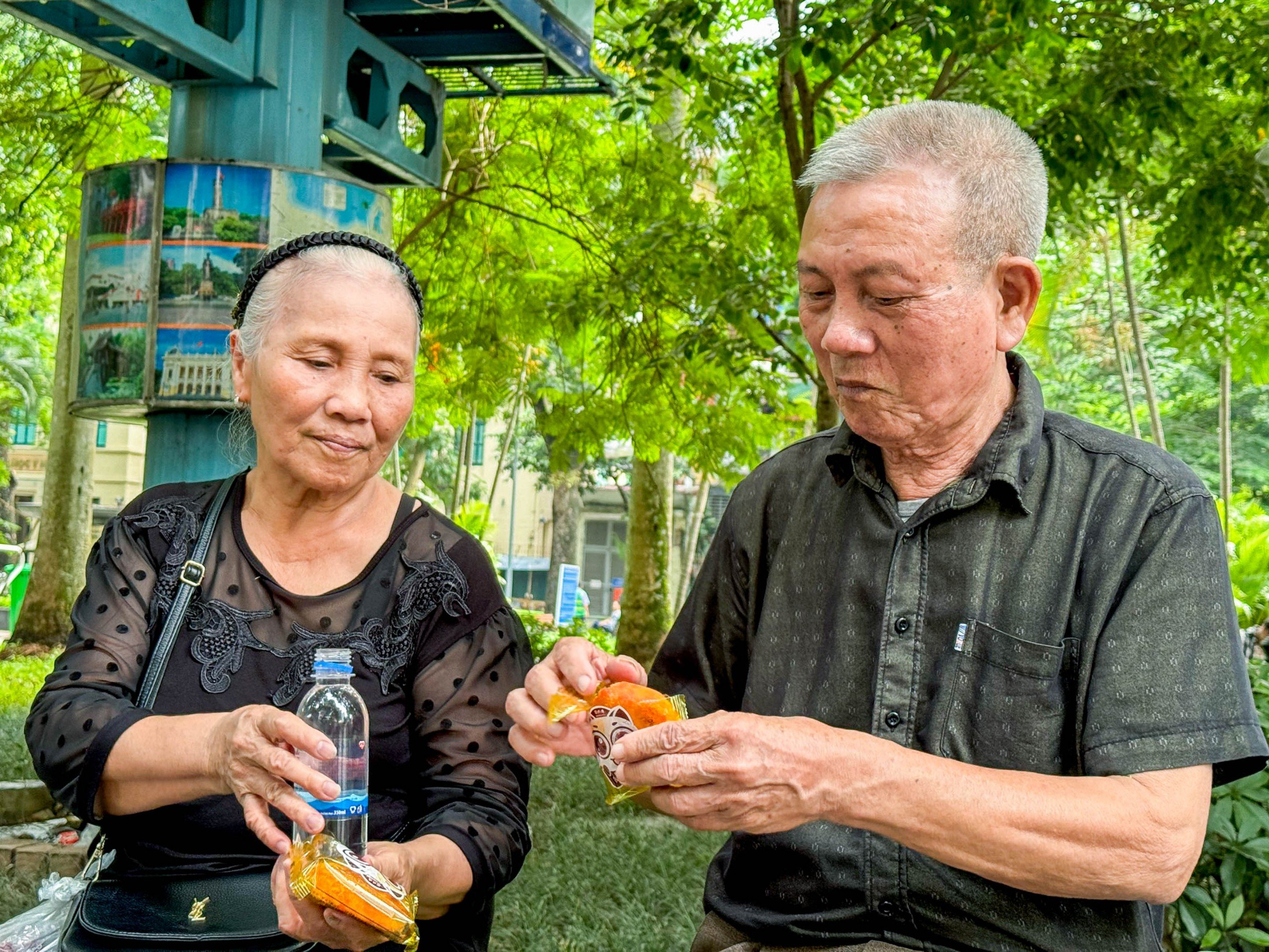 Dù nắng hay mưa, đêm muộn cũng không cản được dòng người tiễn biệt Tổng Bí thư- Ảnh 17.